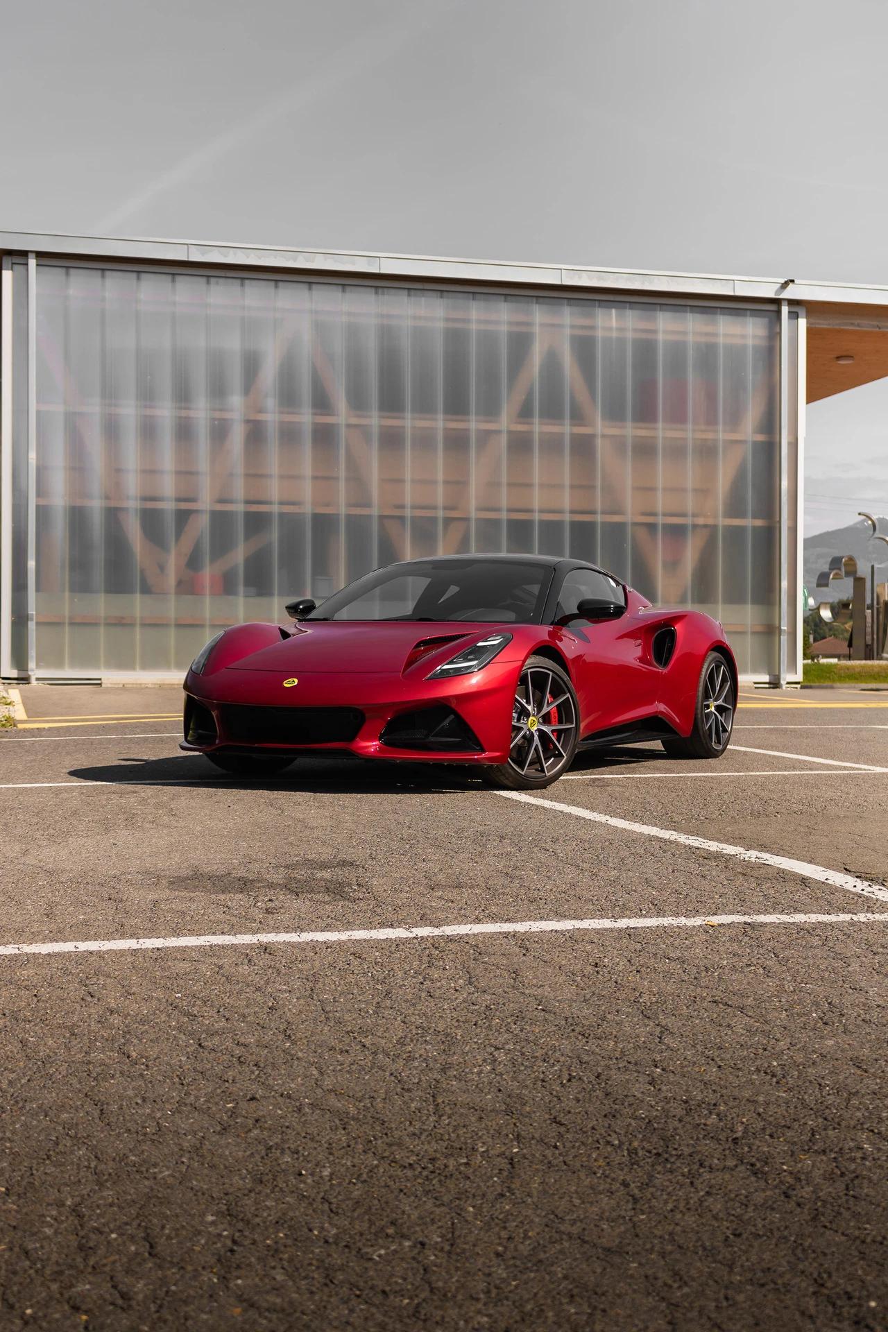 Lotus Emira, une sportive de luxe disponible à la location en Suisse pour une conduite d'exception