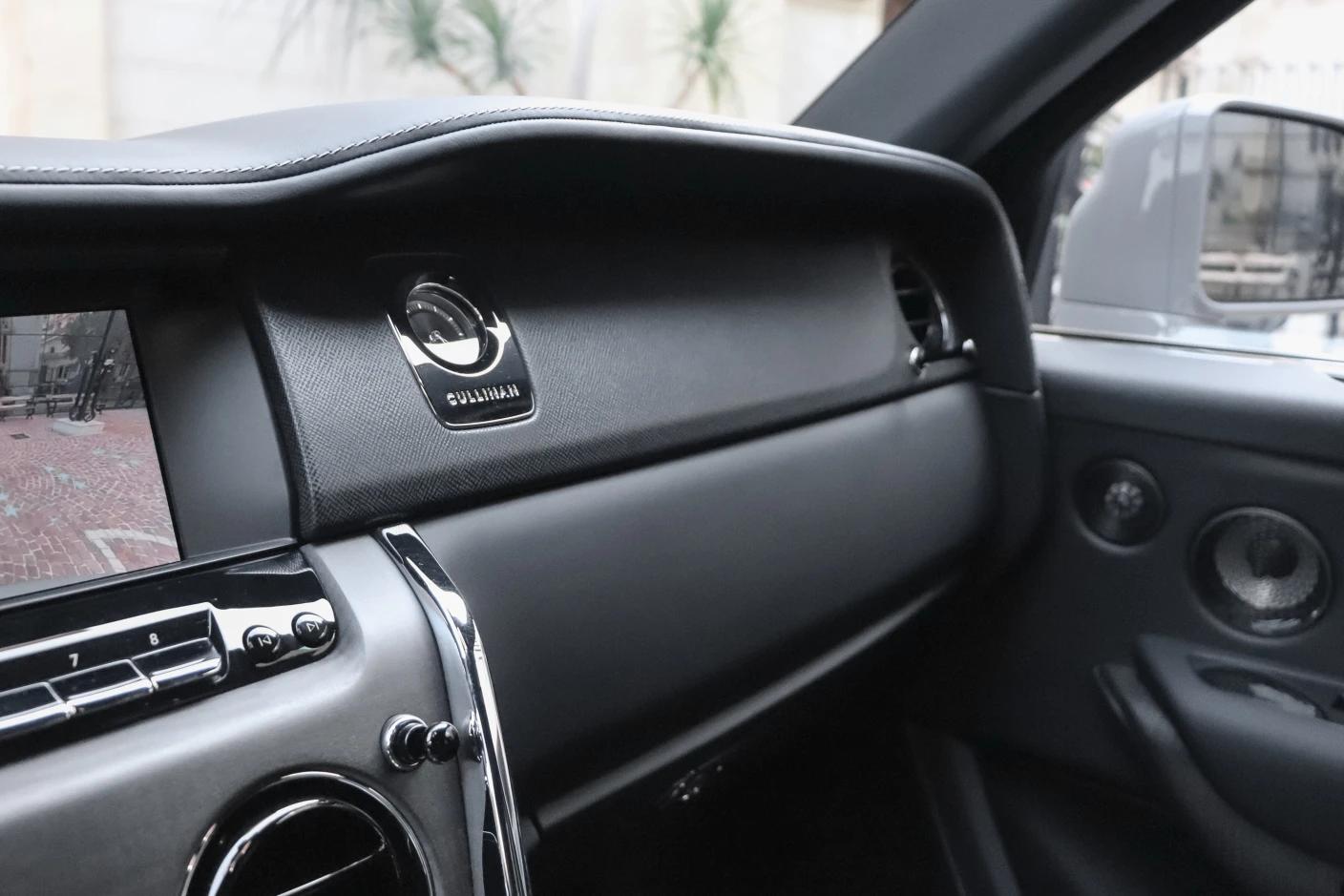 Horloge Rolls Royce sur le tableau de bord