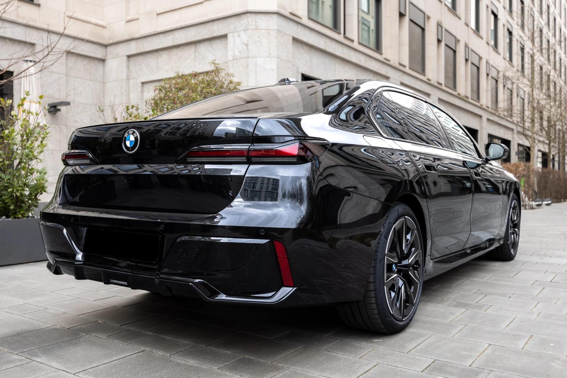 Road trip panoramique en BMW 750 dans les Alpes suisses