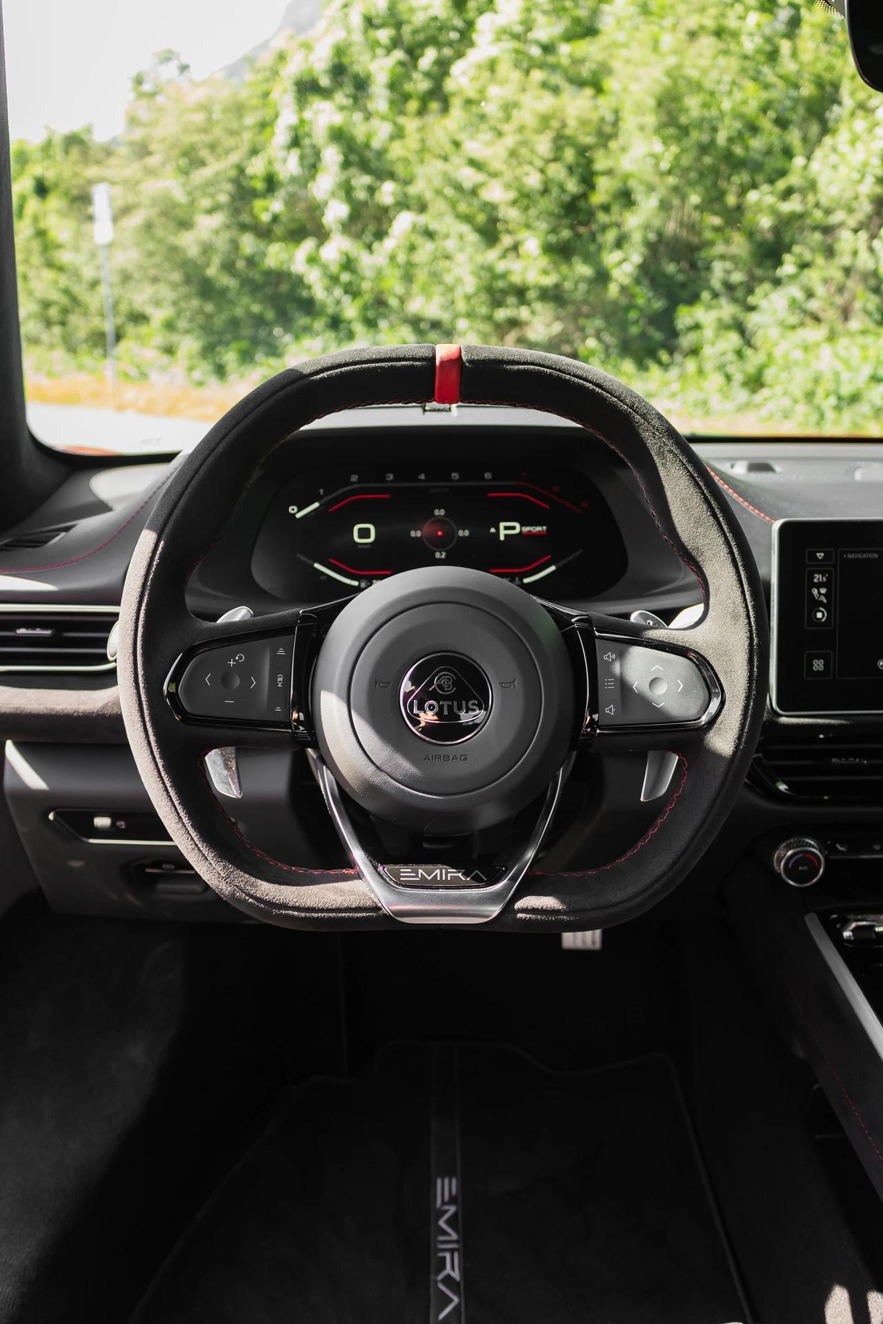 Louez la Lotus Emira, un coupé dynamique pour des trajets inoubliables en Suisse