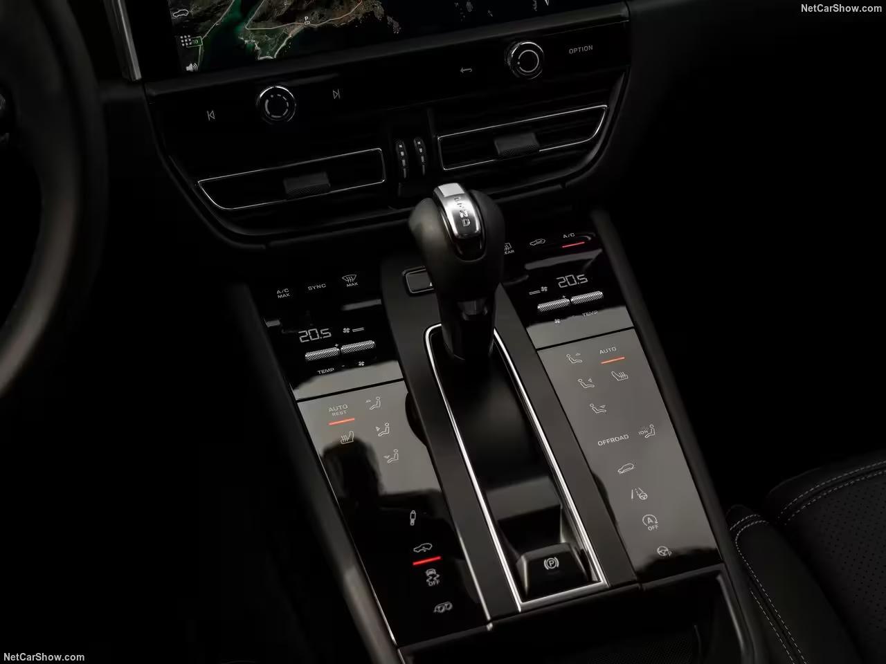Louez un SUV haute performance aux aptitudes routières avancées : Porsche Macan GTS