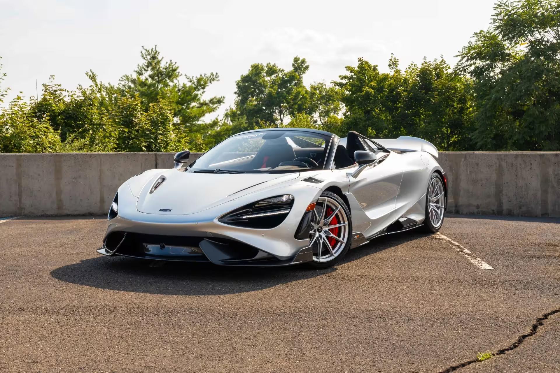 McLaren 765 LT Spider en location à Genève, une voiture de luxe alliant puissance et raffinement.