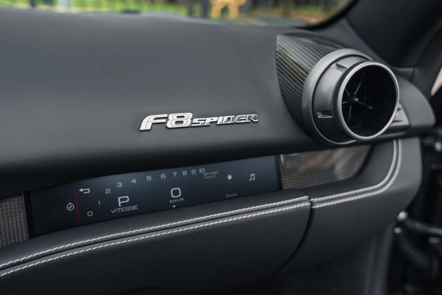 Ferrari F8 Spider – Une interface digitale intuitive et immersive