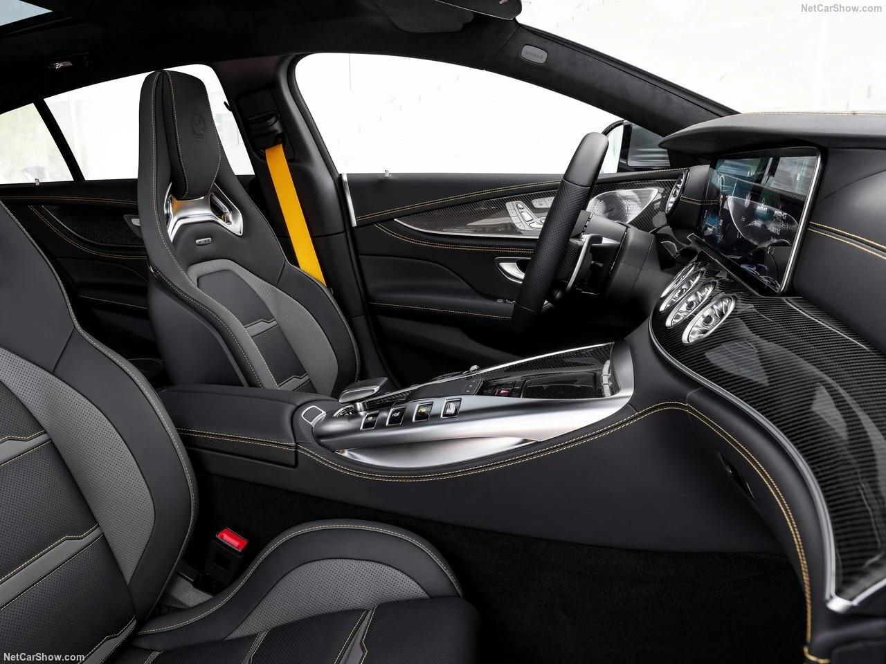 Mercedes GT63S – L’intérieur raffiné avec des matériaux haut de gamme