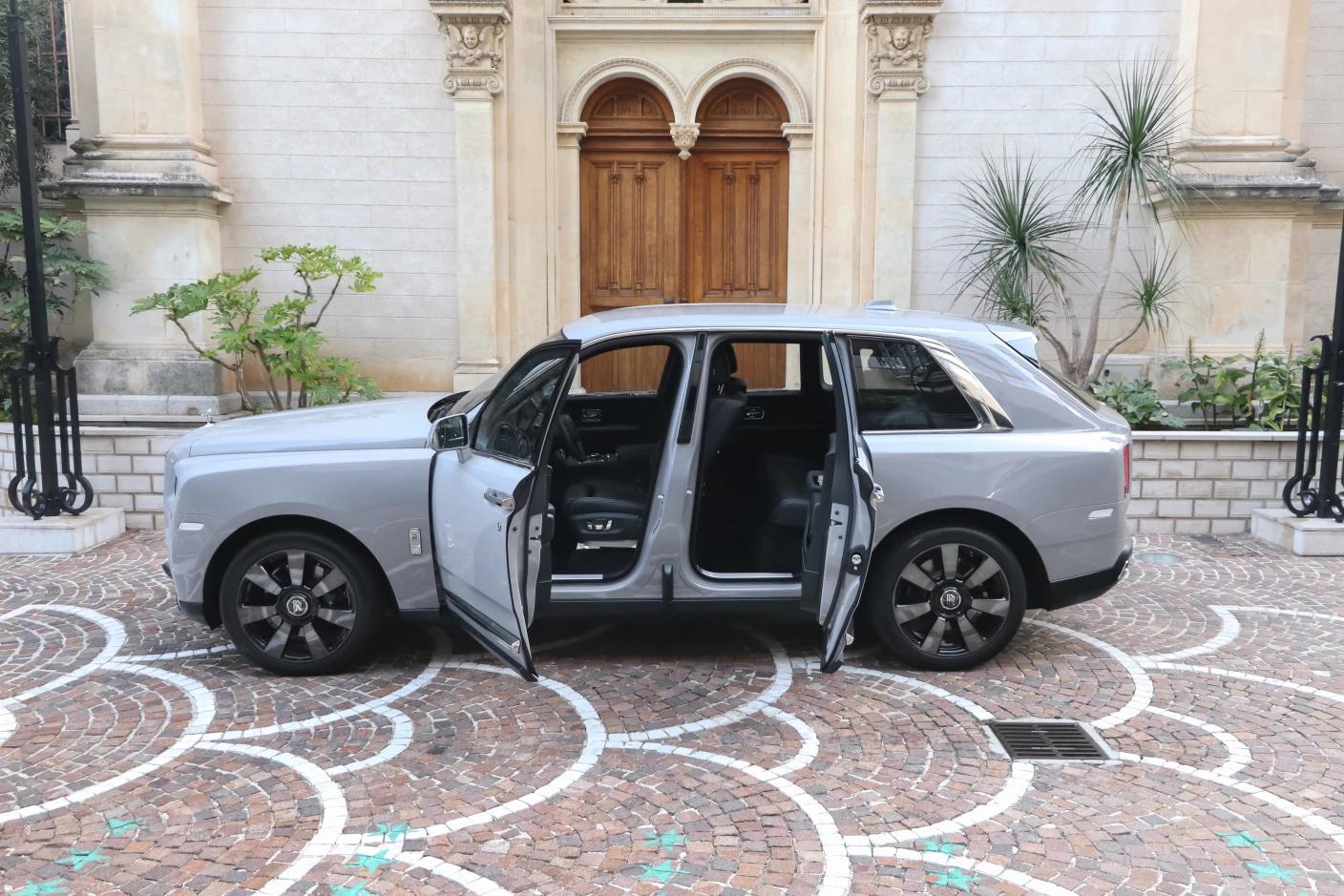 Rolls Royce Cullinan – Portières à Fermeture Automatique “Coach Doors”