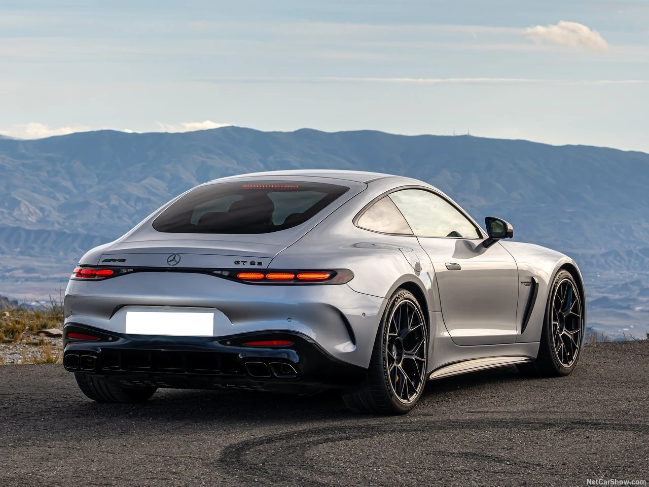 Conduisez la GT63 S dans les Alpes suisses – Puissante et élégante