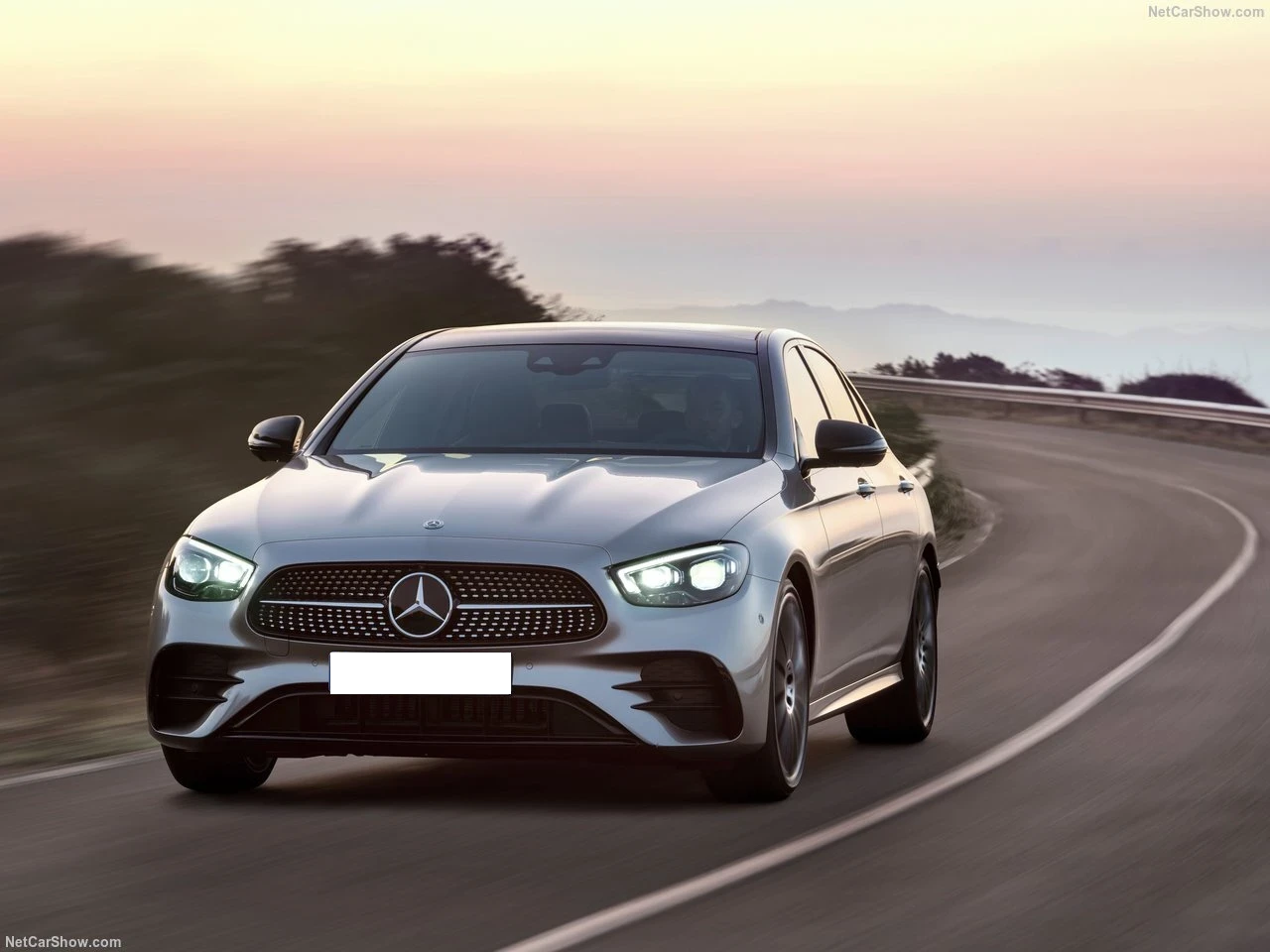 Mercedes Classe E sur une route en bord de mer