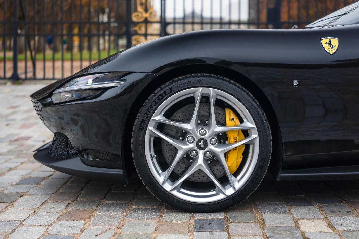 Louez une Ferrari Roma à Genève, l'alliance parfaite du luxe et de la puissance