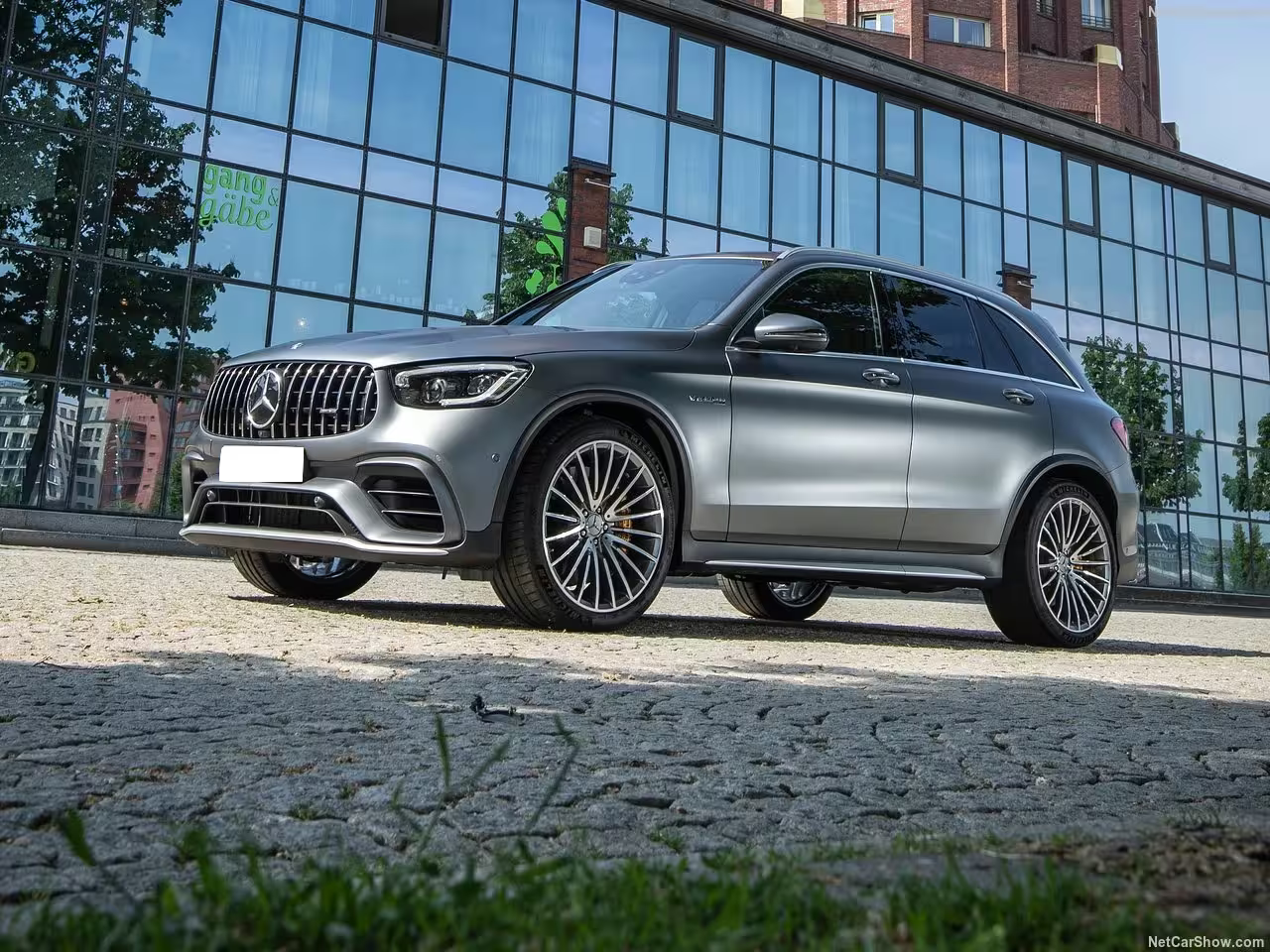 Louez un Mercedes GLC 63 S AMG en Suisse, SUV de luxe à moteur V8 biturbo à Genève