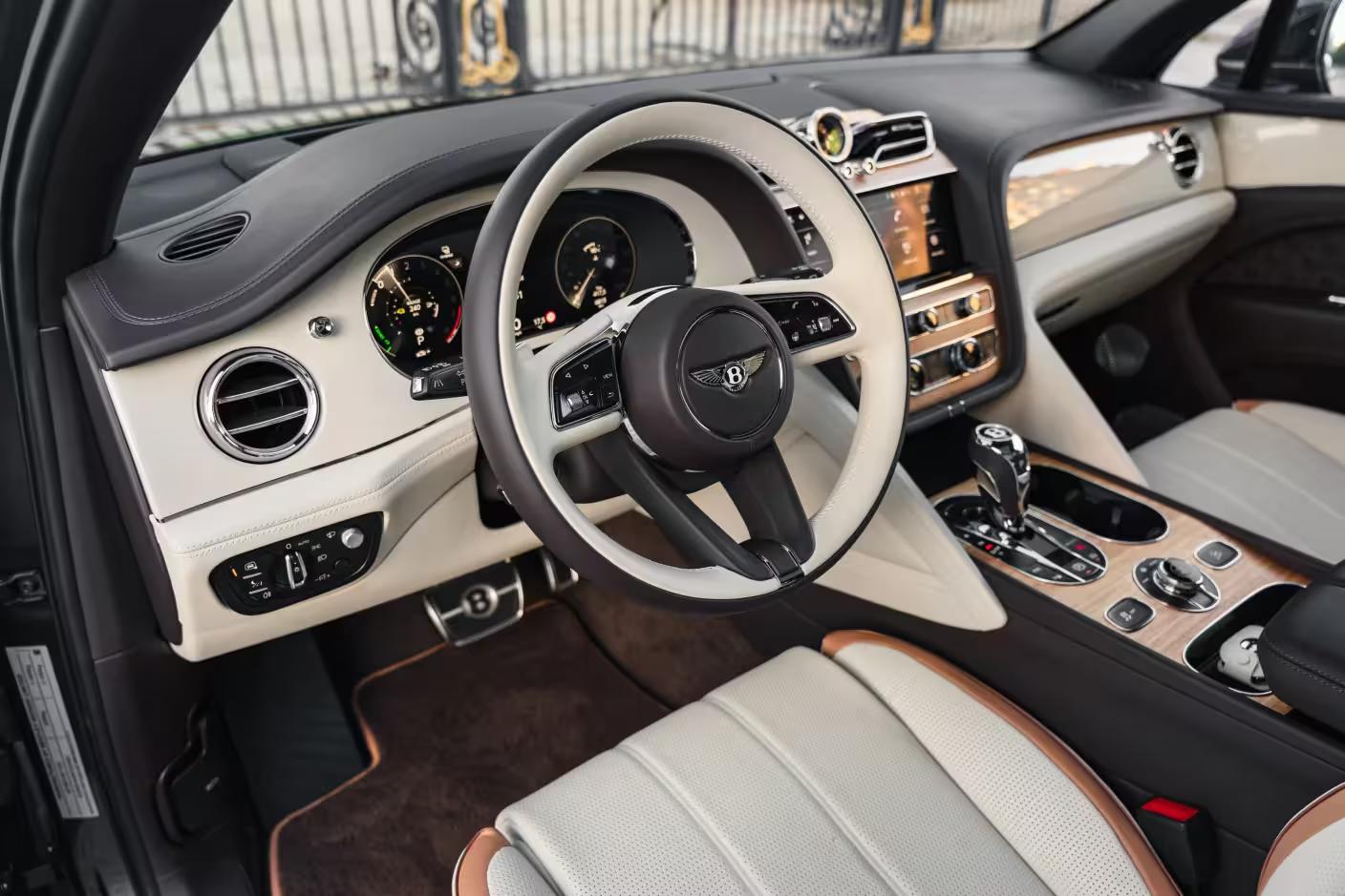 Louez un Bentley Bentayga à Genève - SUV de prestige alliant luxe et performance