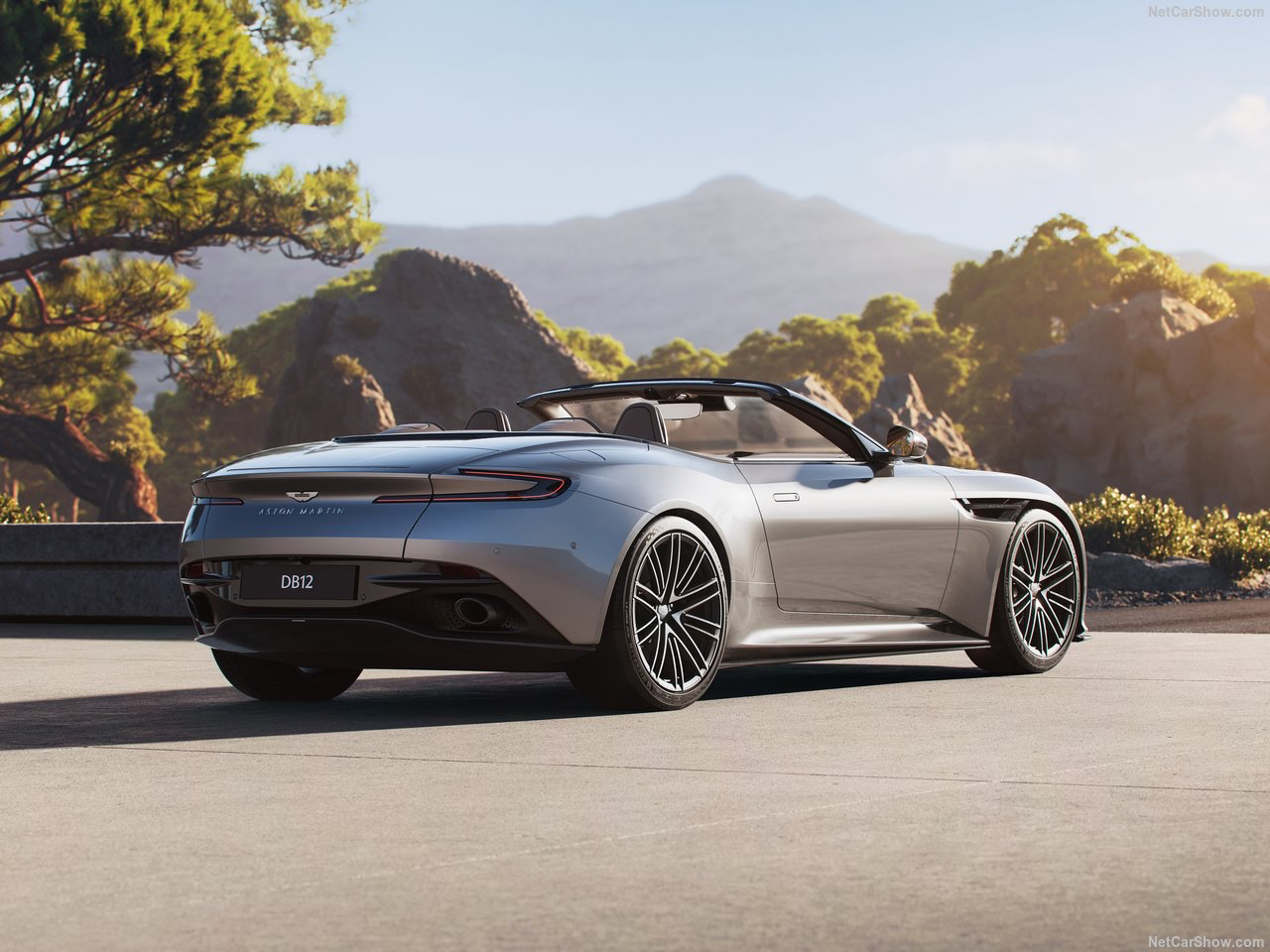 Aston Martin DB12 Volante – Double Sortie d’Échappement Chromée et Diffuseur Intégré