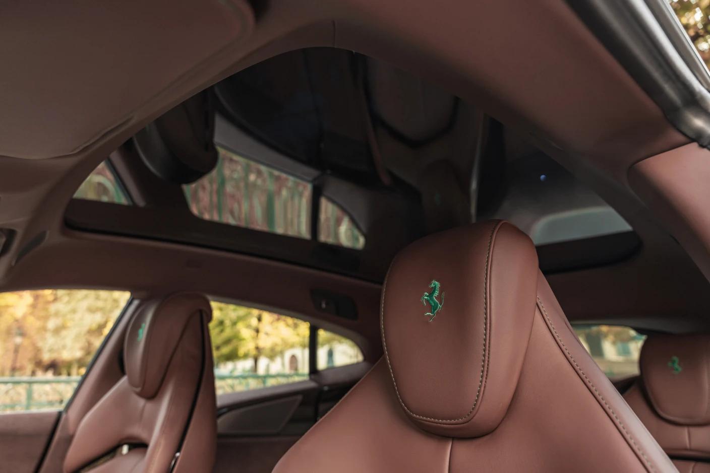 Ferrari Purosangue – Ciel de Toit Électrochromique : Une Expérience Lumineuse Sur-Mesure