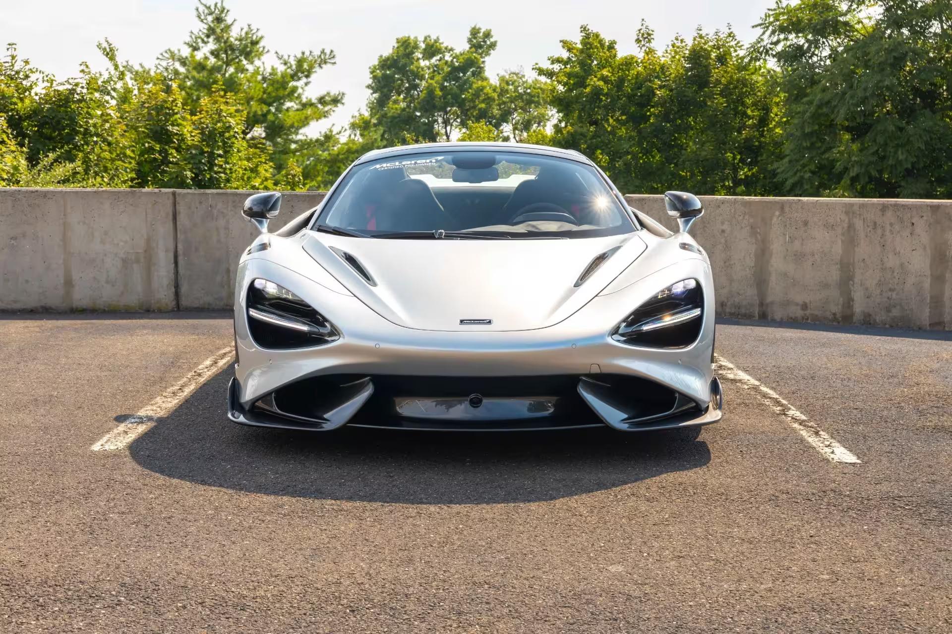 McLaren 765 LT Spider, une voiture cabriolet de luxe en location à Genève pour une expérience inoubliable.