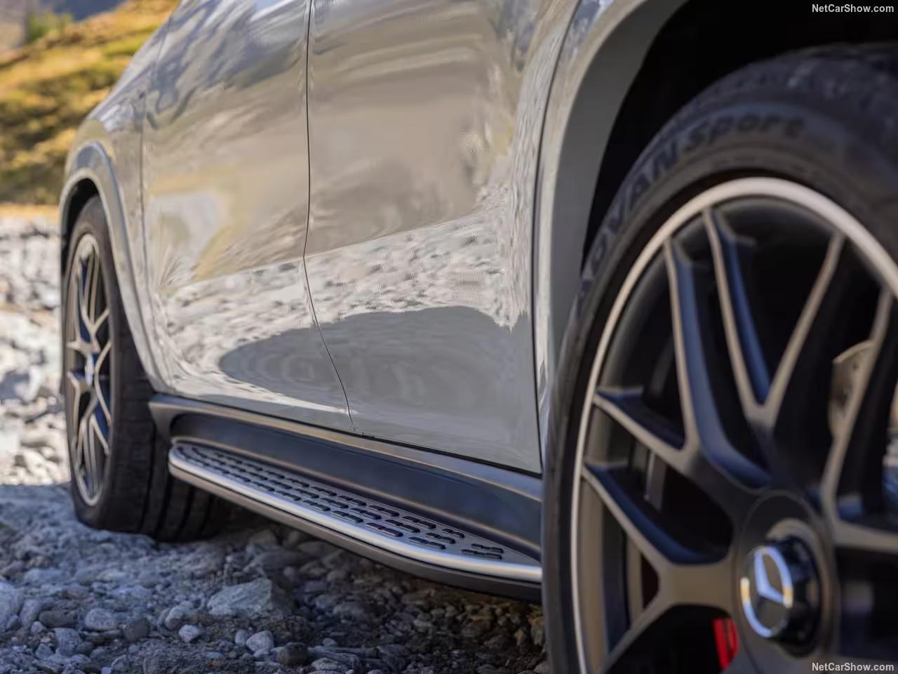 Mercedes GLE 53 AMG sur les routes suisses, location de SUV de luxe pour vos week-ends