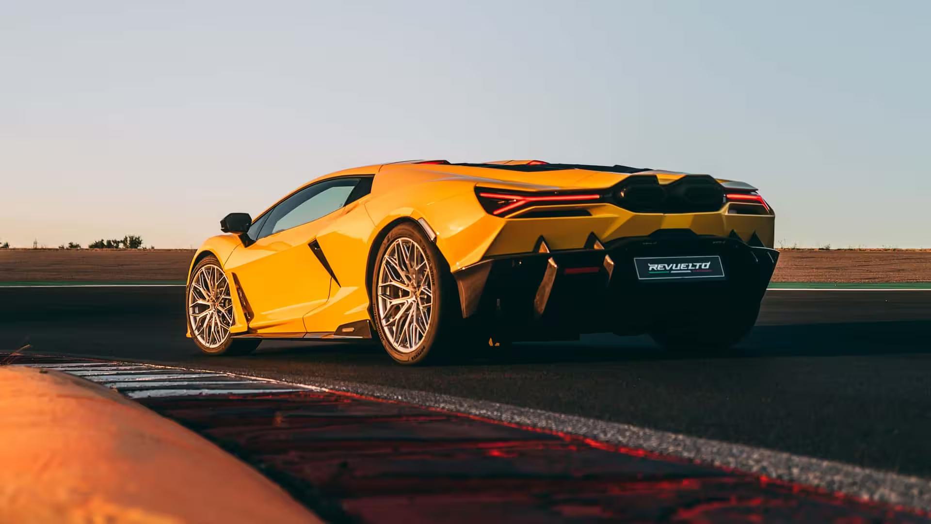 Louez une Lamborghini Revuelto à Genève, l'alliance parfaite de la technologie et de la puissance