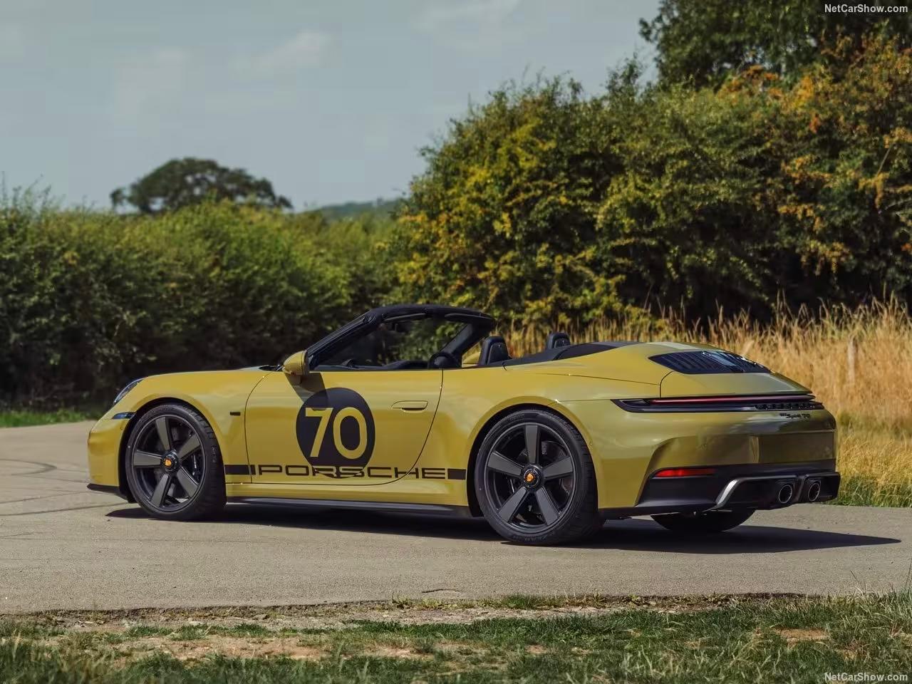 Porsche 911 Spirit 70 décapotée, vue trois-quarts arrière avec numéro 70 sur la porte