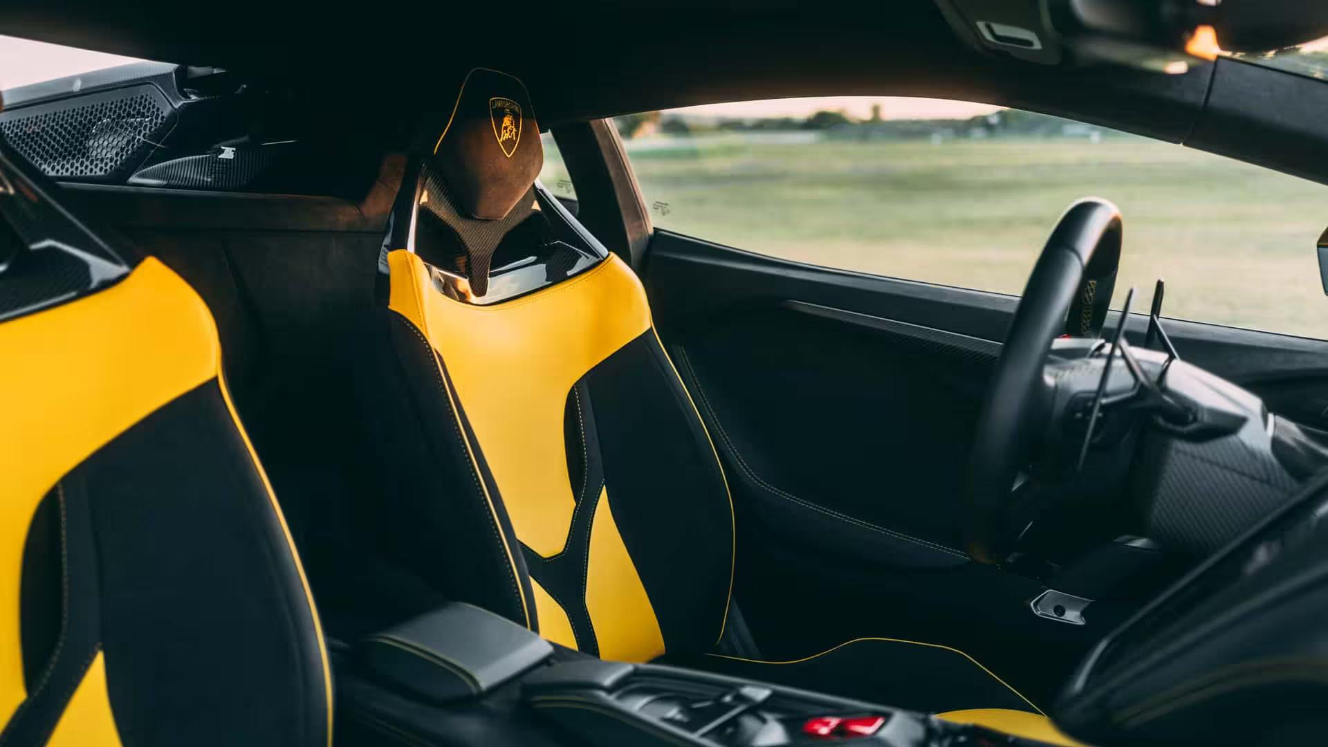 Location Lamborghini Revuelto, intérieur en cuir haut de gamme et finitions premium
