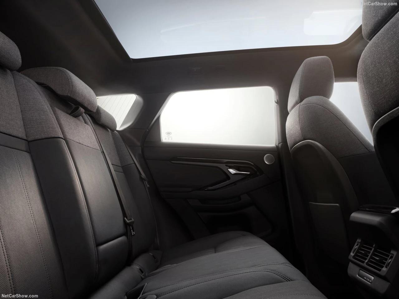 Profitez du confort et de la technologie du Range Rover Evoque en location en Suisse.
