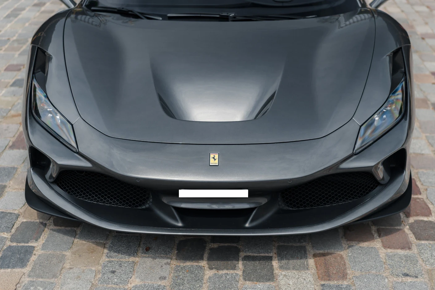 Ferrari F8 Tributo Spider, une voiture haut de gamme disponible à la location en Suisse.