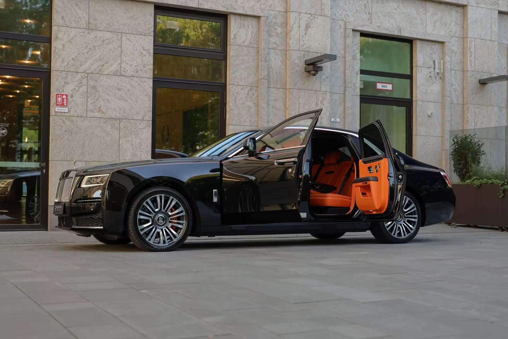 Rolls Royce Ghost – Portes à Fermeture Automatique : Un Accueil Royal