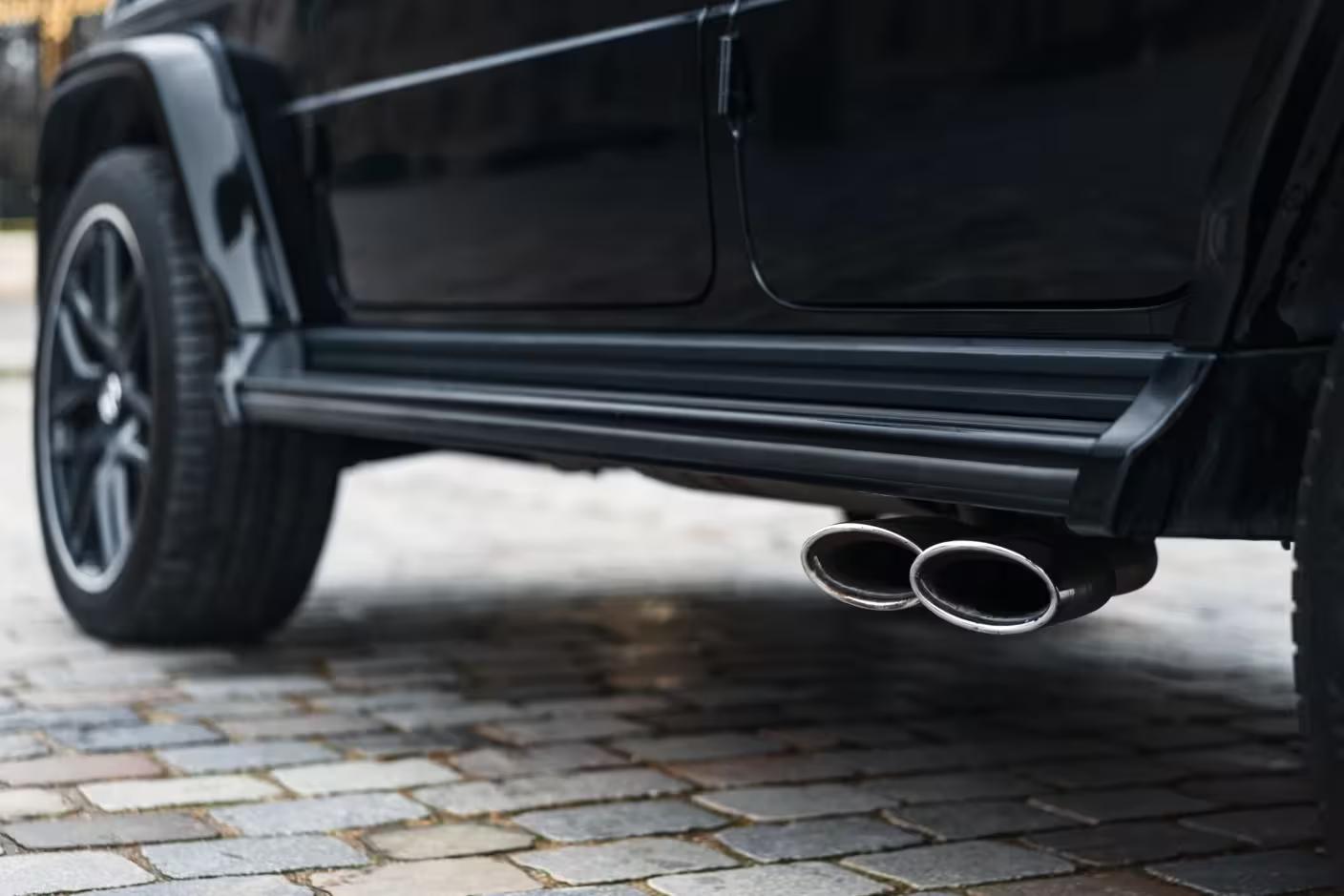 Mercedes-AMG G63 noir – Échappement latéral avec doubles sorties chromées