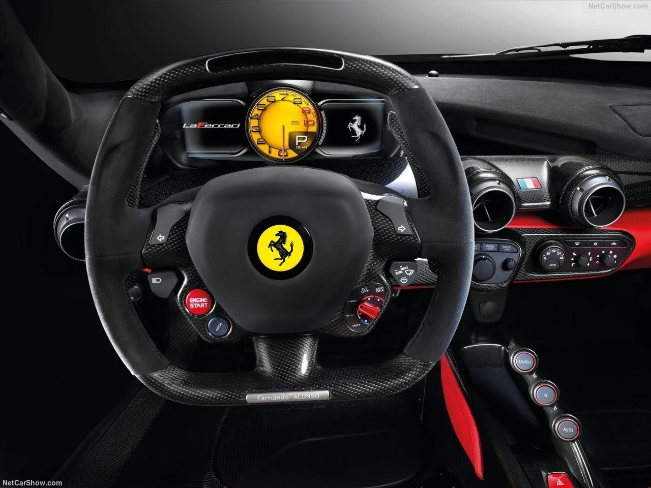 Ferrari LaFerrari – Un volant inspiré de la Formule 1