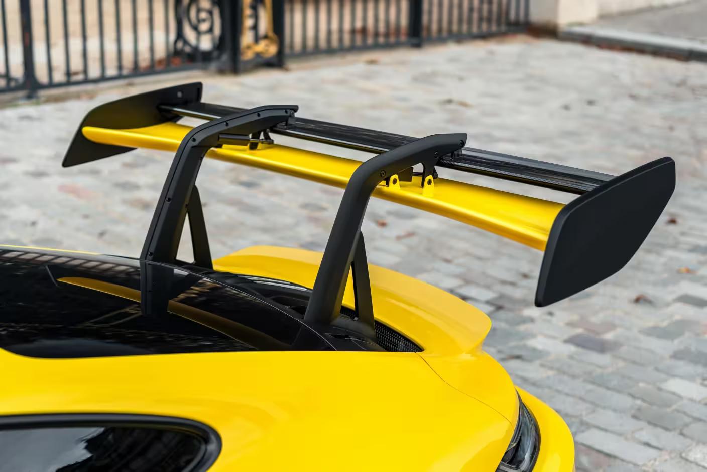 Porsche 911 GT3 RS – Aileron arrière surdimensionné avec support “swan neck”