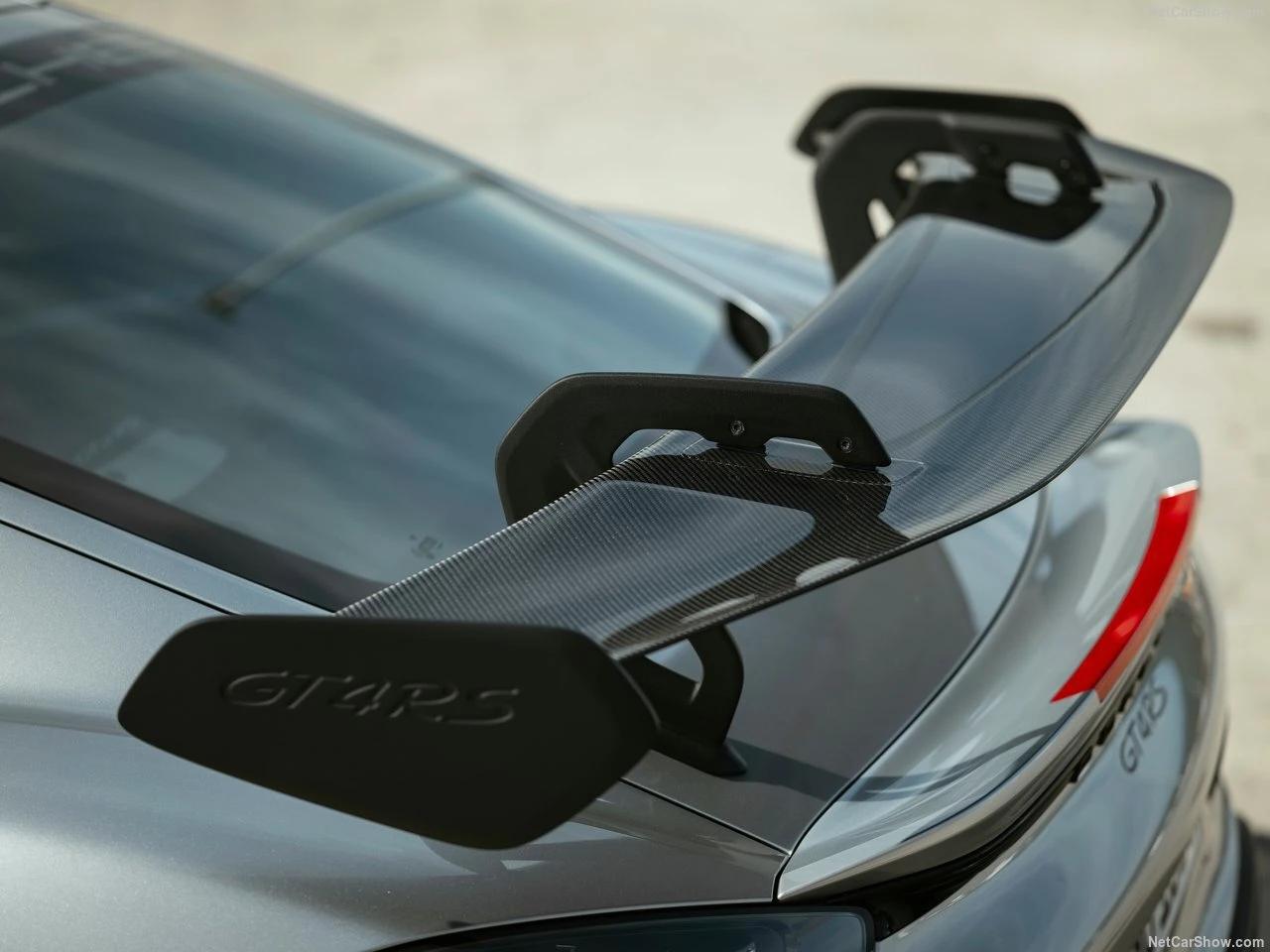 Porsche 718 GT4 RS – Aileron arrière inspiré du motorsport.