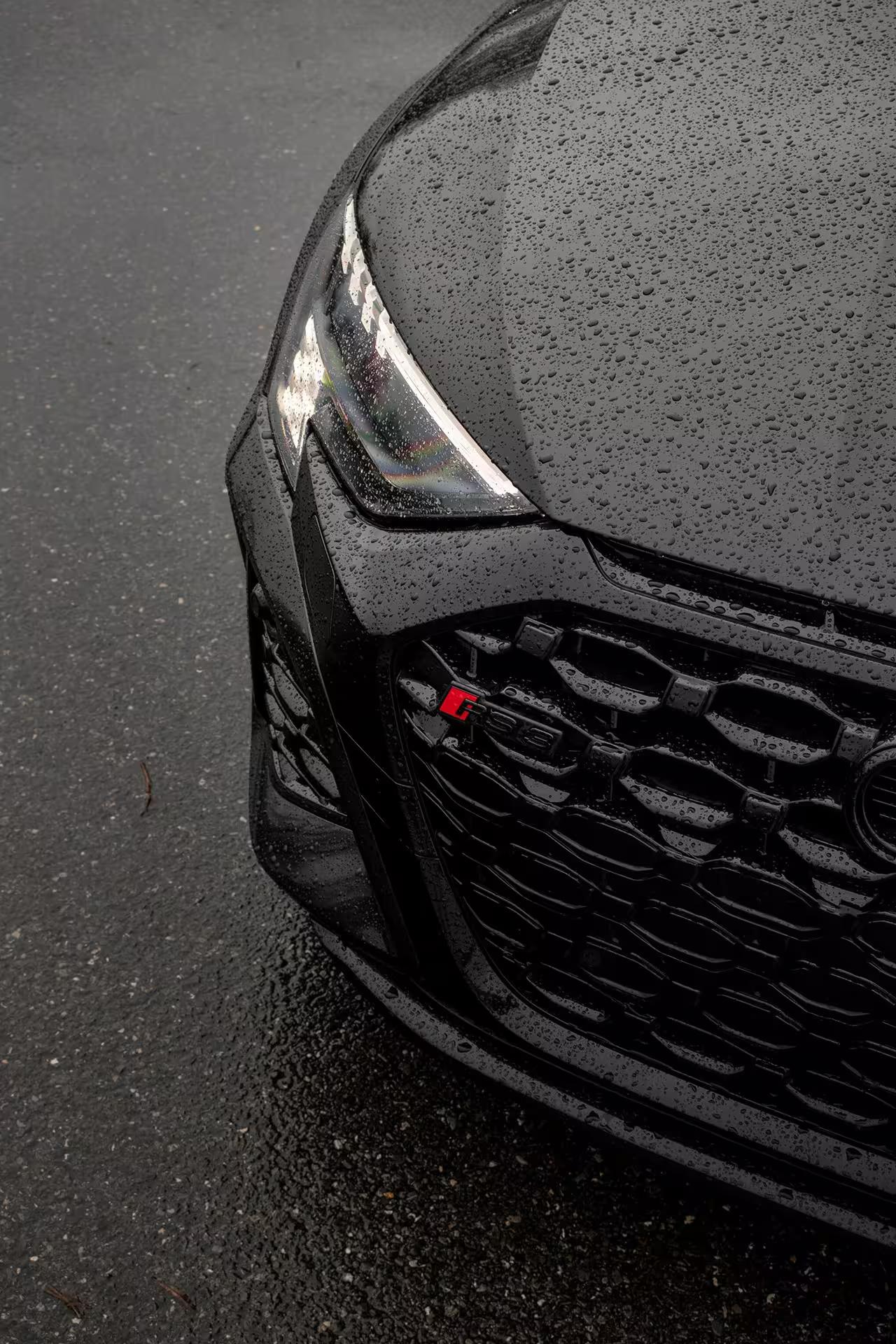 Audi RS3 Sedan grise à louer en Suisse, voiture compacte sportive et élégante.