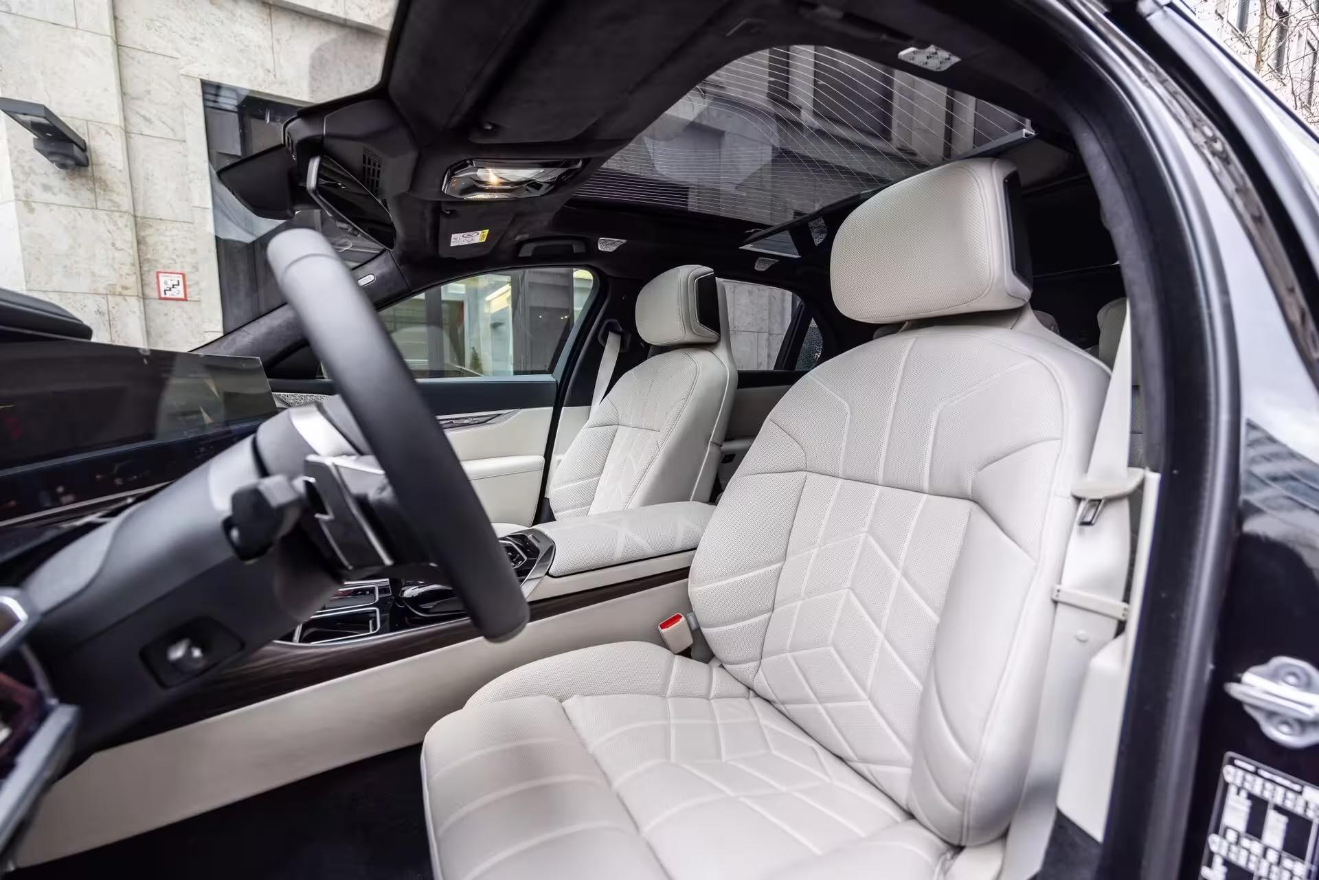 BMW 750 Le xDrive en location à Genève – Astral Motorclub