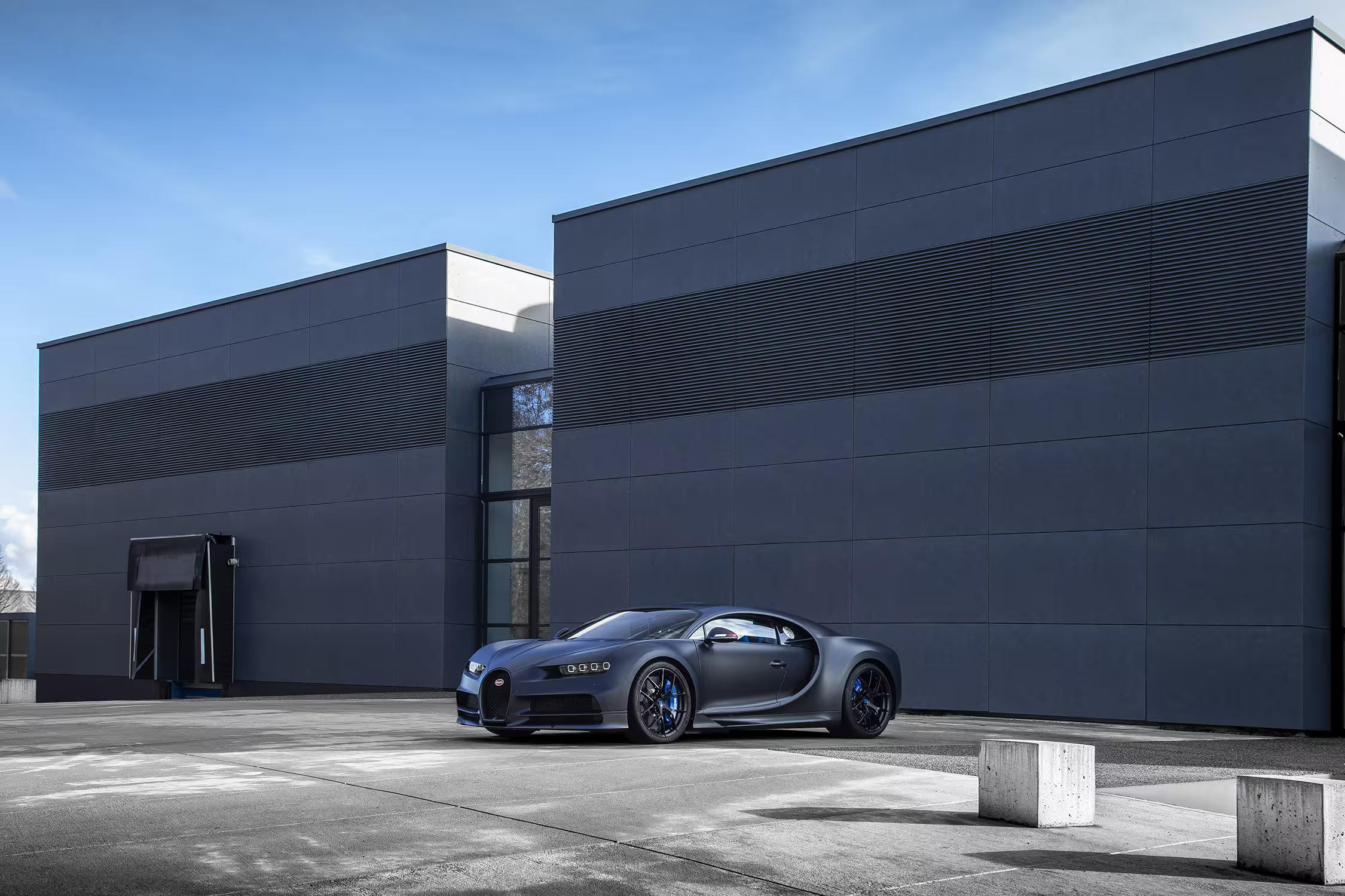 Location Bugatti Chiron en Suisse – l'hypercar sur une route alpine