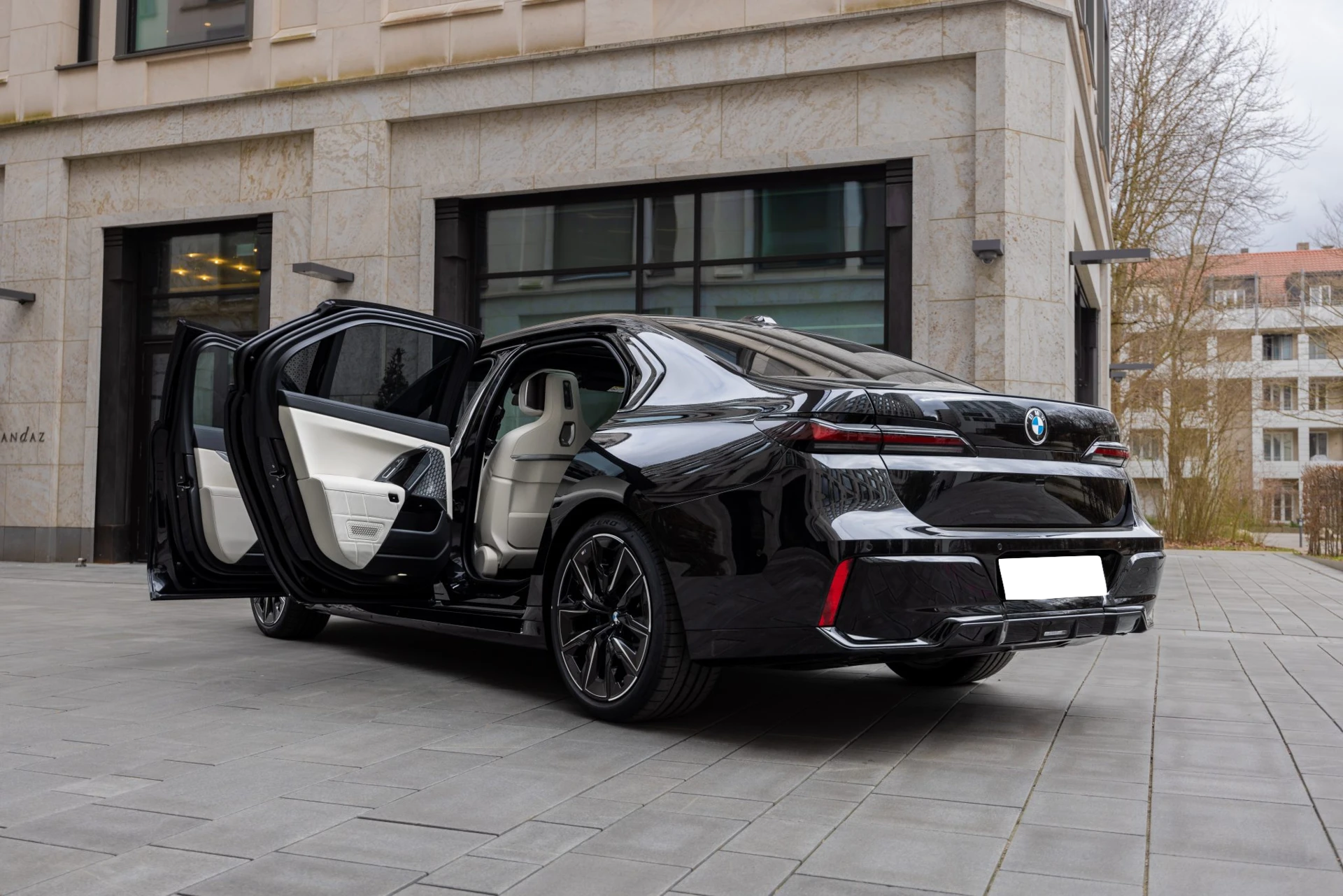 Location BMW 750 – Conduite hybride silencieuse et performances sans compromis