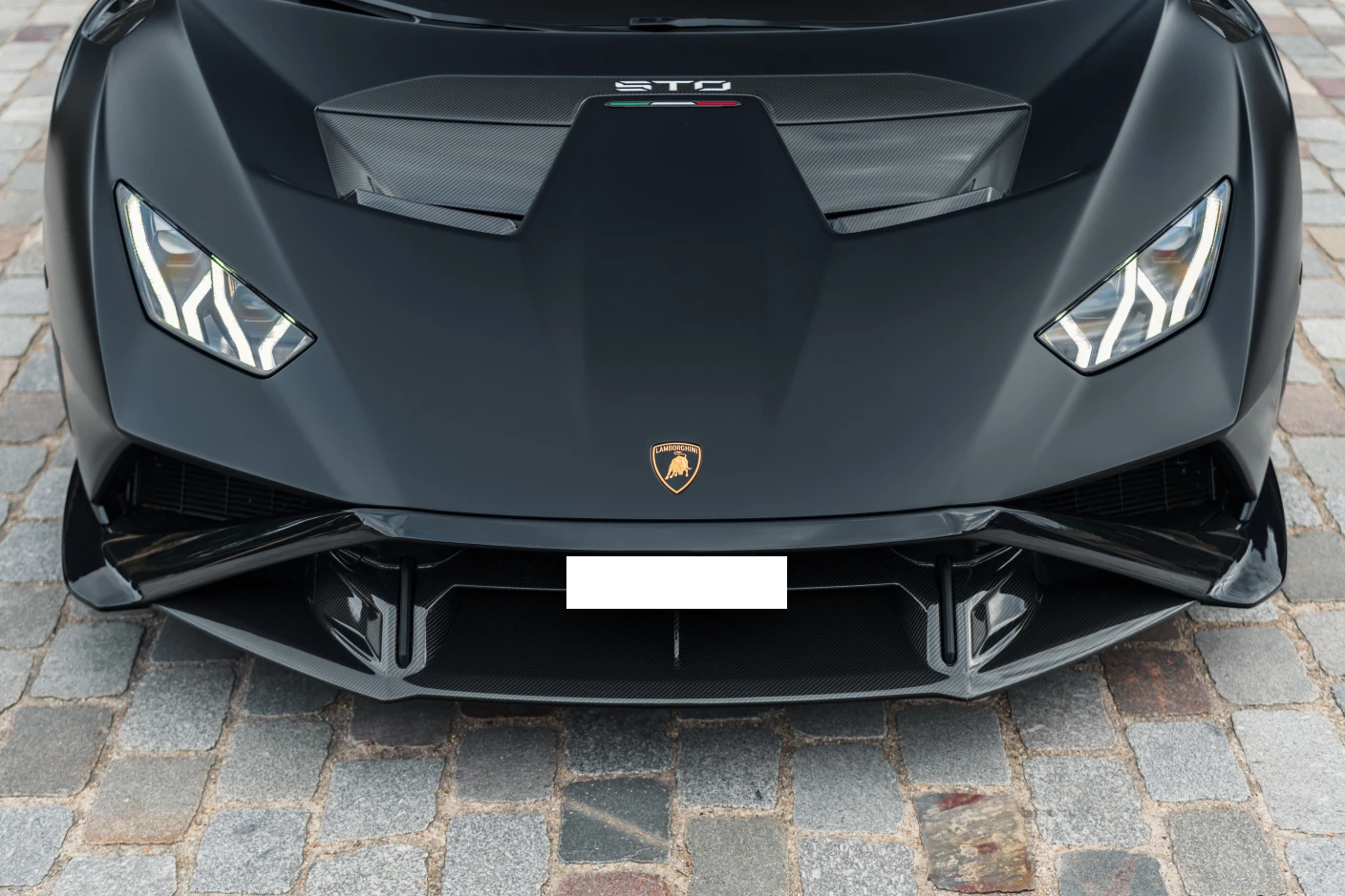 Louez une Lamborghini Huracán STO à Genève – Une supercar extrême taillée pour la piste