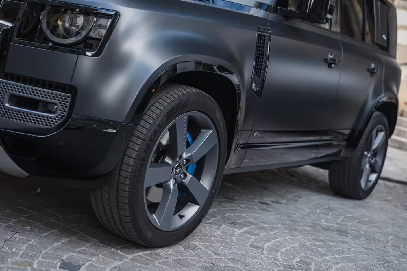 Landrover Defender V8 – Des plaques et seuils de porte en acier brossé, alliant robustesse et style raffiné.