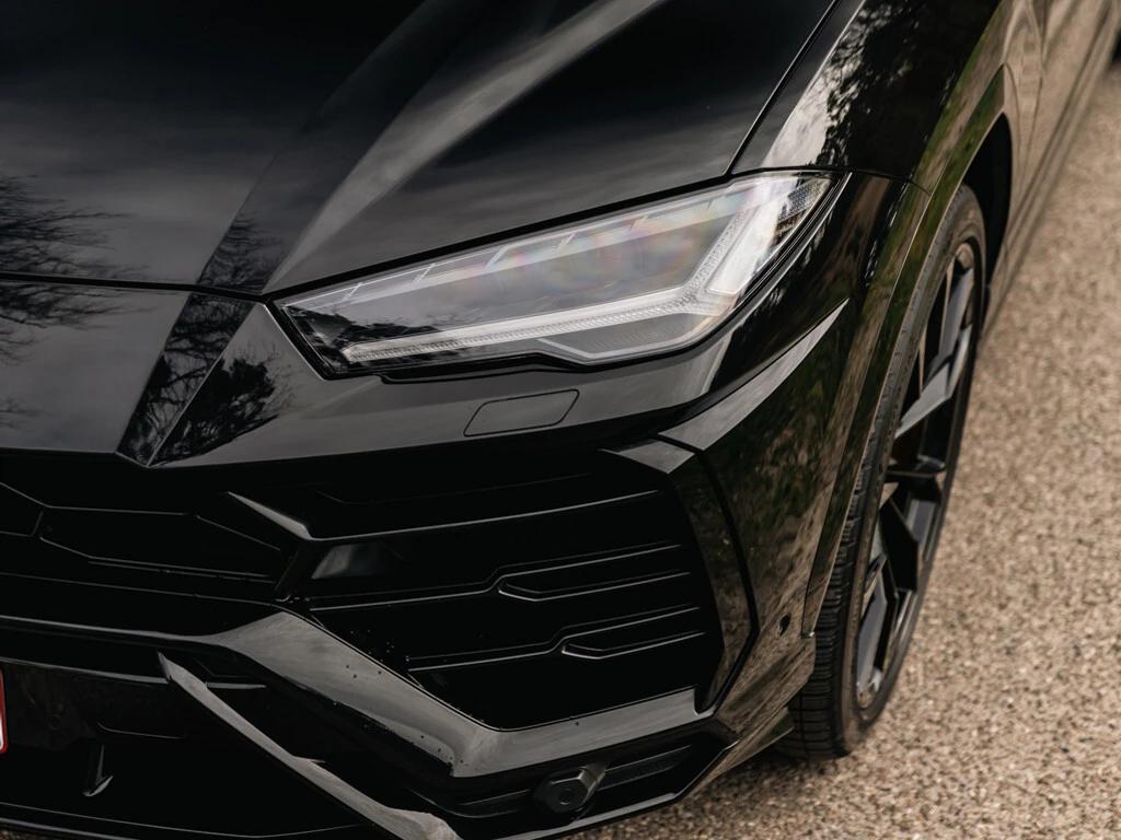 Lamborghini Urus – Entrée d’air avant massive pour un look agressif