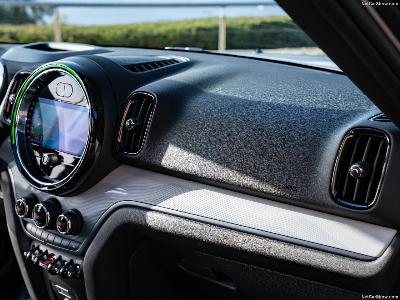 Louez un Mini Countryman en Suisse, un SUV compact et stylé
