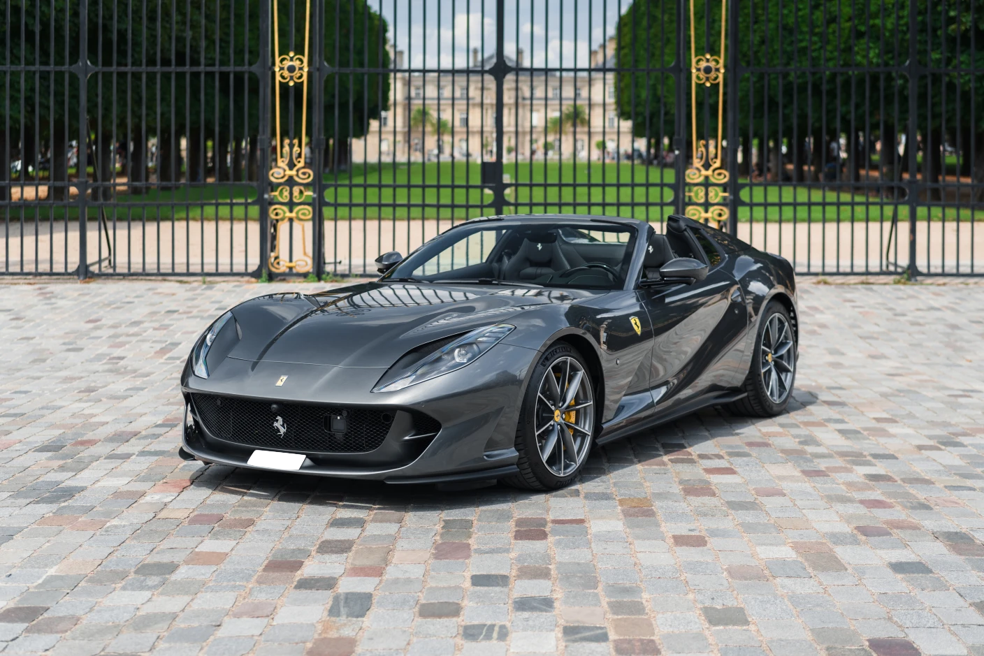 Louez une Ferrari 812 GTS à Genève – La supercar cabriolet de luxe par excellence