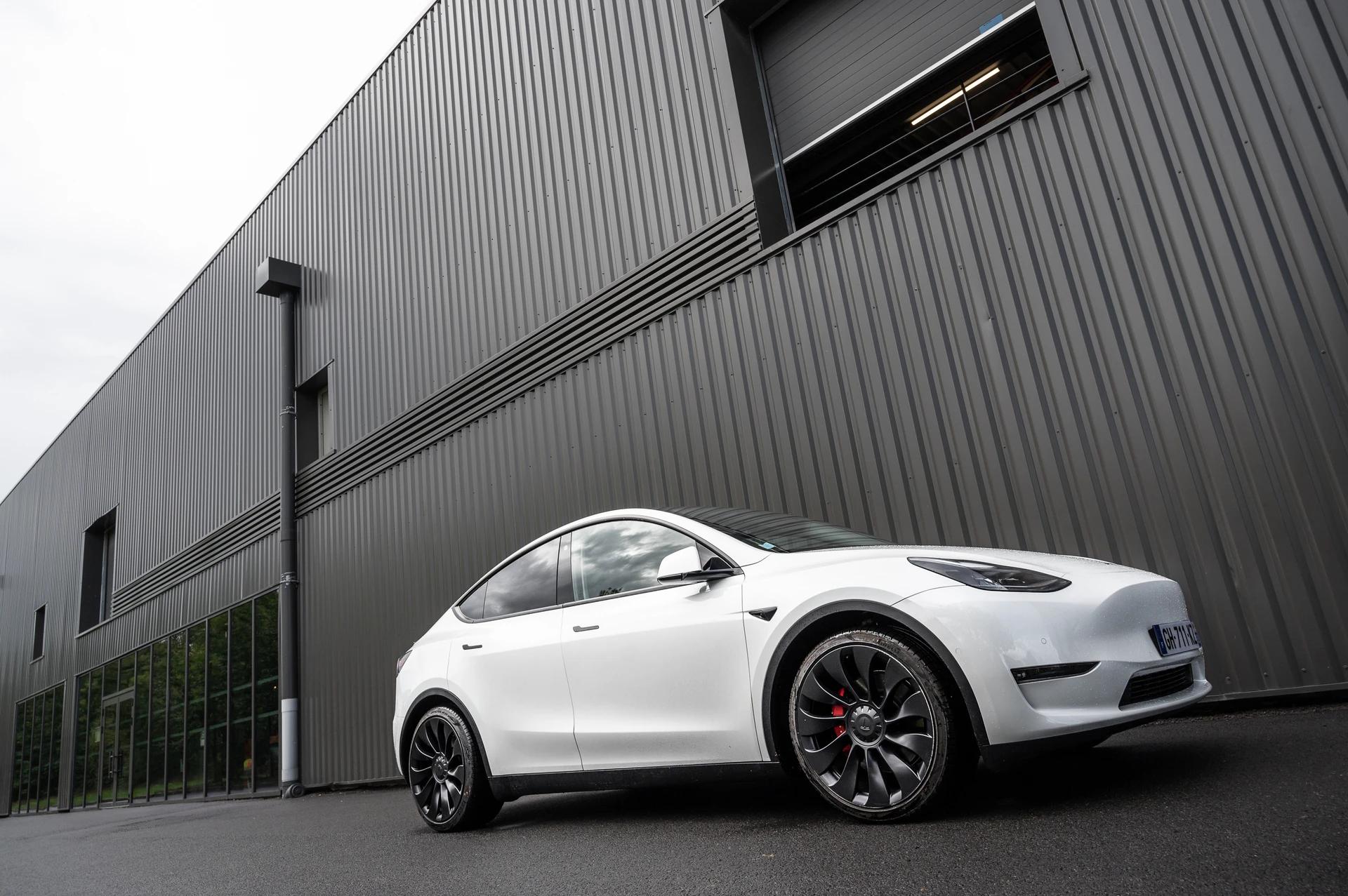 Location Tesla Model Y en Suisse avec Astral Motorclub