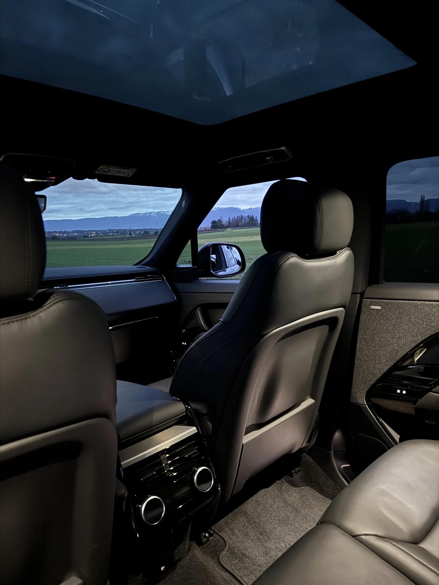 Range Rover Sport P460e – Un toit panoramique pour une lumière naturelle