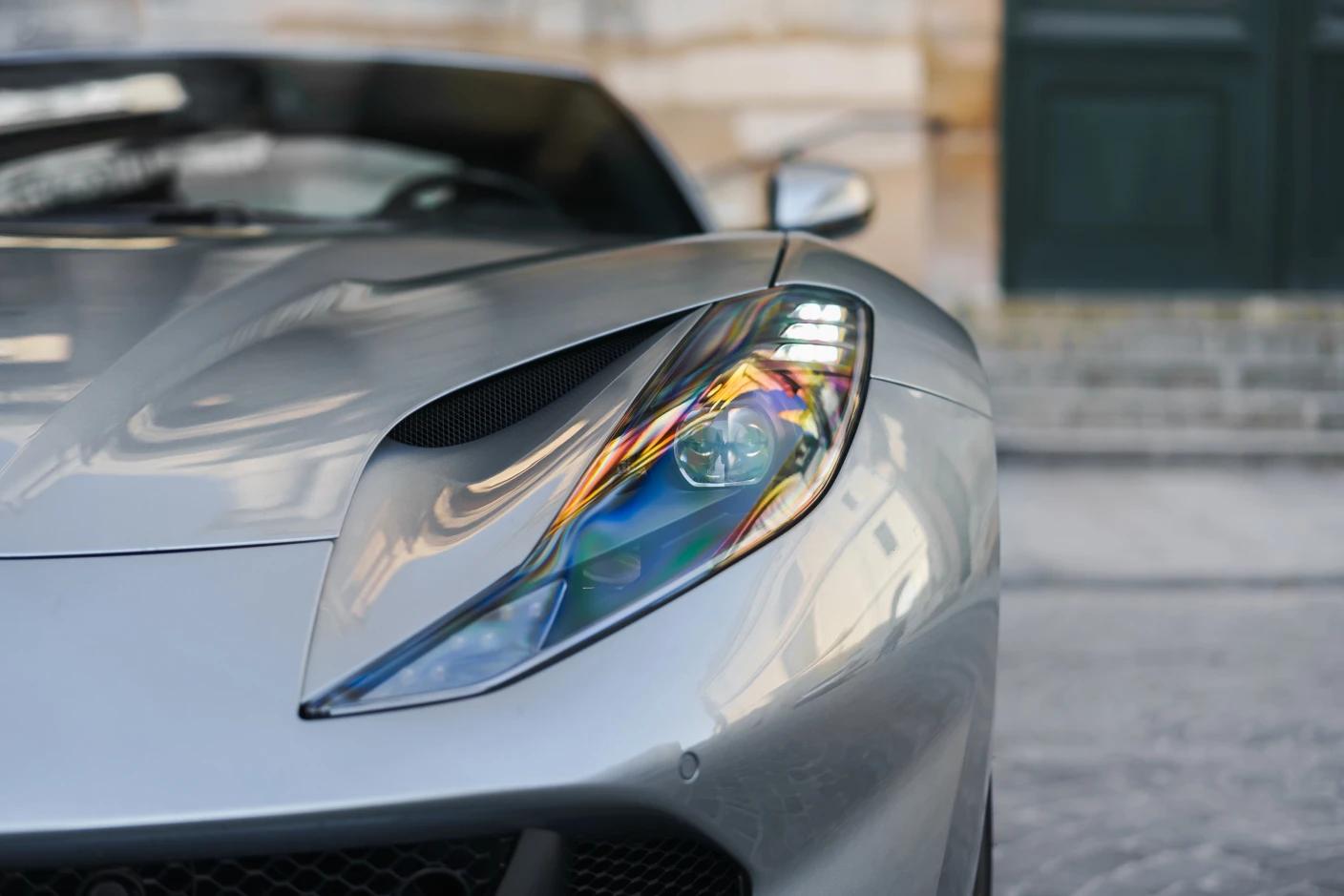 Location exclusive Ferrari 812 Superfast pour une clientèle premium en Suisse