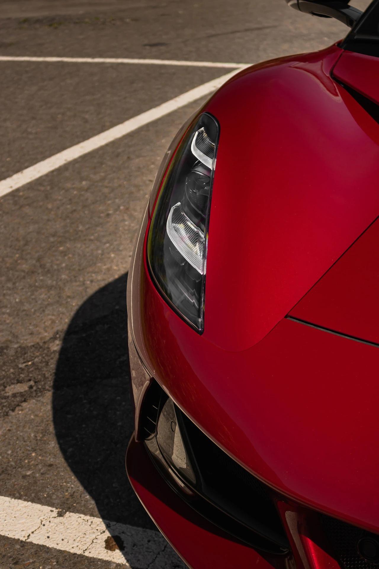Face 3/4 avant Lotus Emira rouge