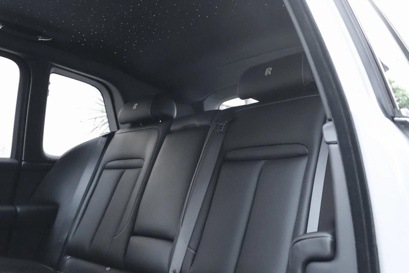 Louez un Rolls-Royce Cullinan noir pour un voyage élégant et prestigieux