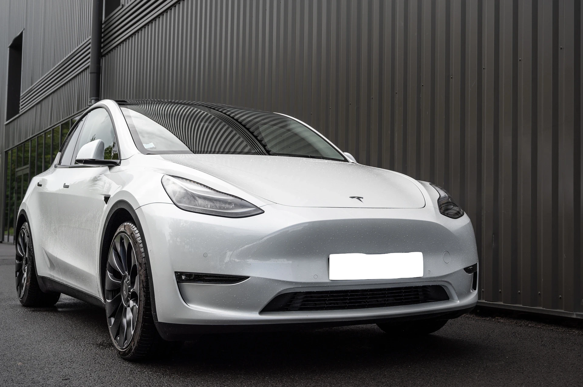 Louez la Tesla Model Y et découvrez un SUV électrique haute performance en Suisse.