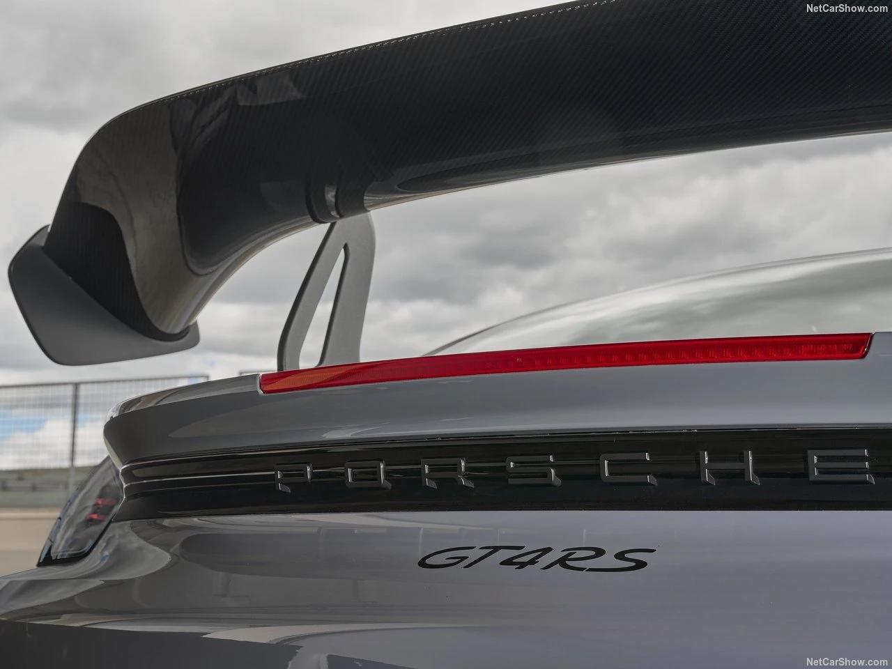 Location Porsche GT4 RS : une supercar ultra-légère à l'aérodynamique issue de la course