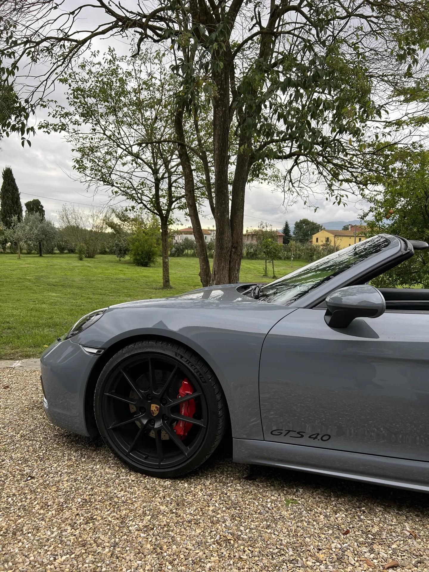 Location Porsche 718 GTS Cab en Suisse avec Astral Motorclub