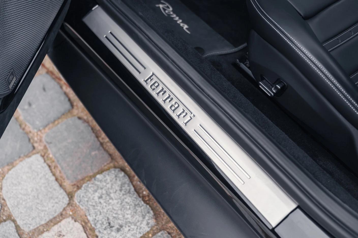 Louez une Ferrari Roma blanche, design raffiné et élégance intemporelle