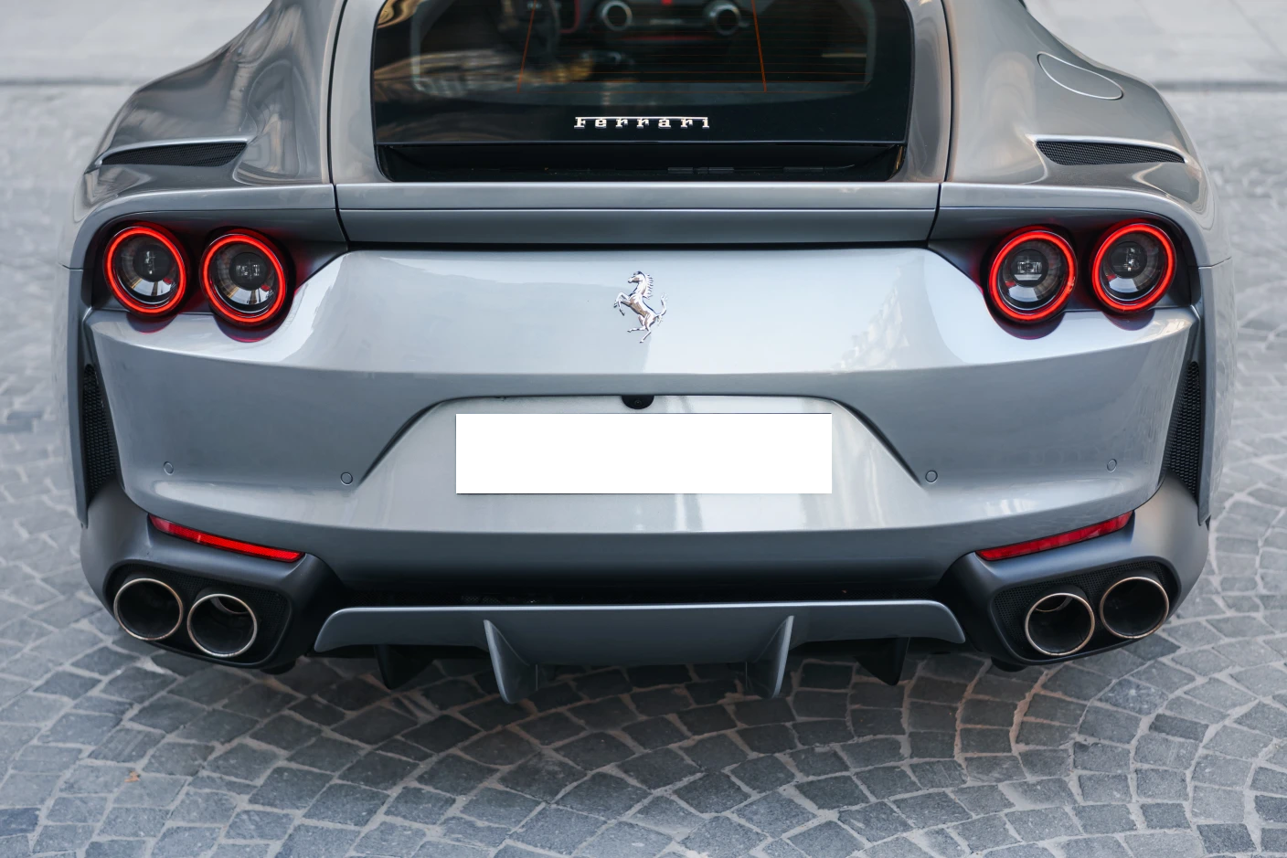 Ferrari 812 Superfast – Feux Arrière Doubles, Hommage aux Ferrari Iconiques