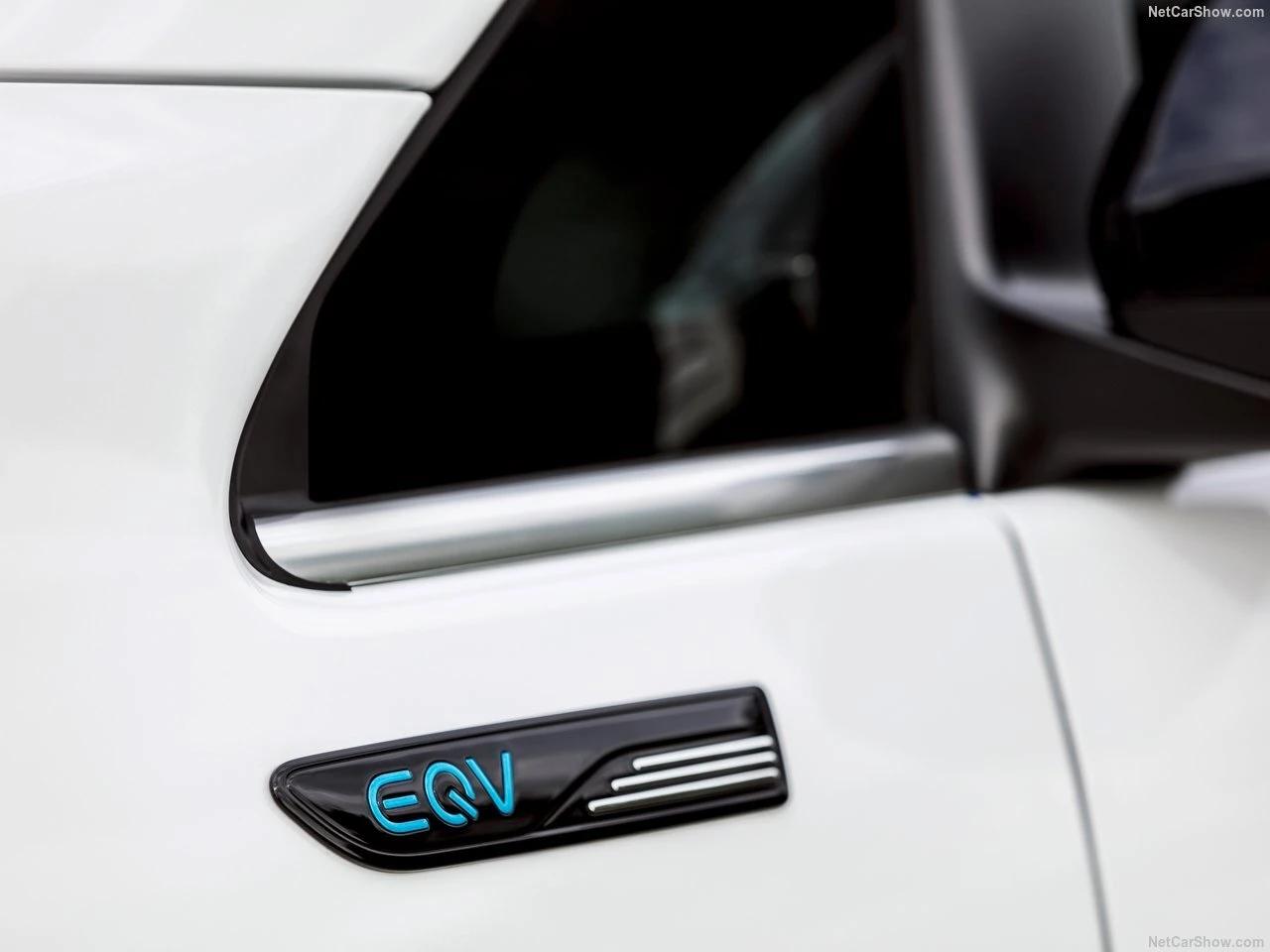 Mercedes-Benz EQV 300 – Design EQ spécifique : la calandre fermée et les touches bleutées