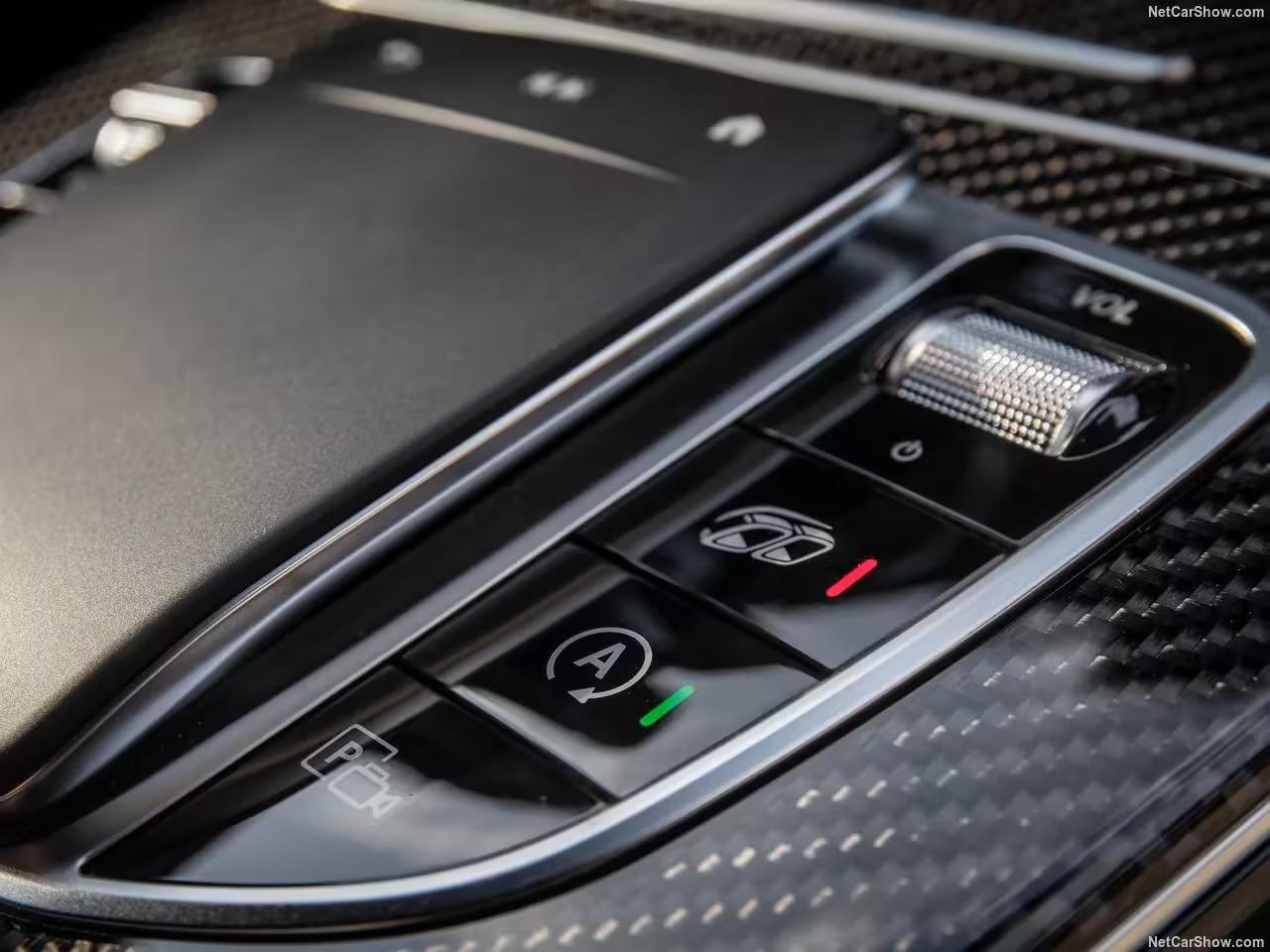 Conduisez un Mercedes GLC 63 S AMG à Genève, location de SUV de luxe en Suisse