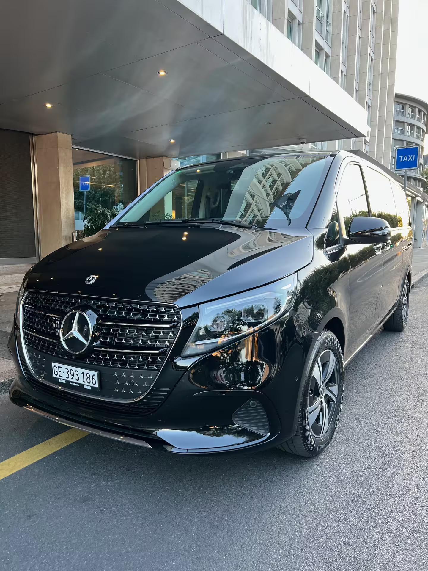 Louez un Mercedes Classe V à Genève, transport premium pour les affaires et les loisirs